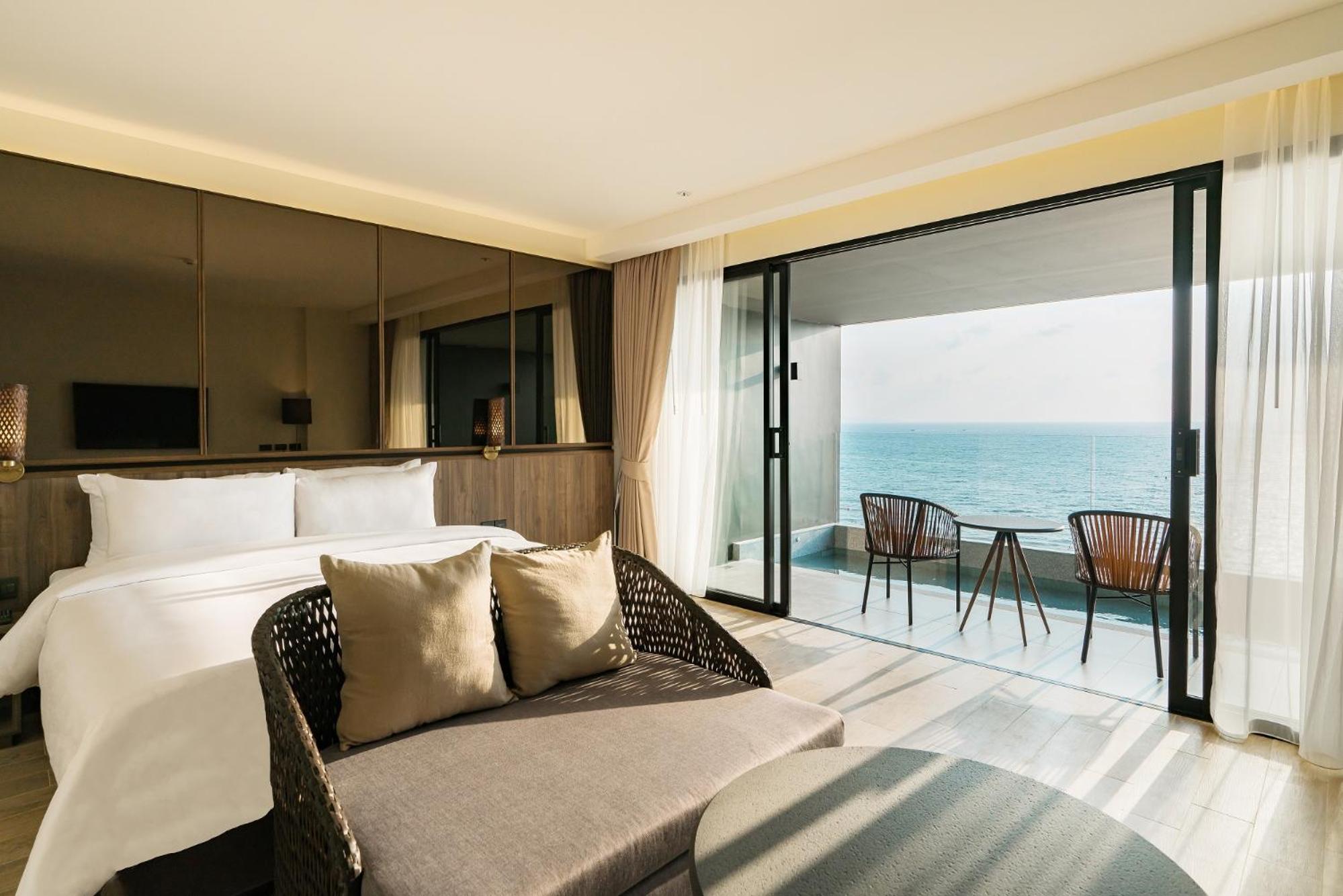 Oceanfront Skypool - Photo 1