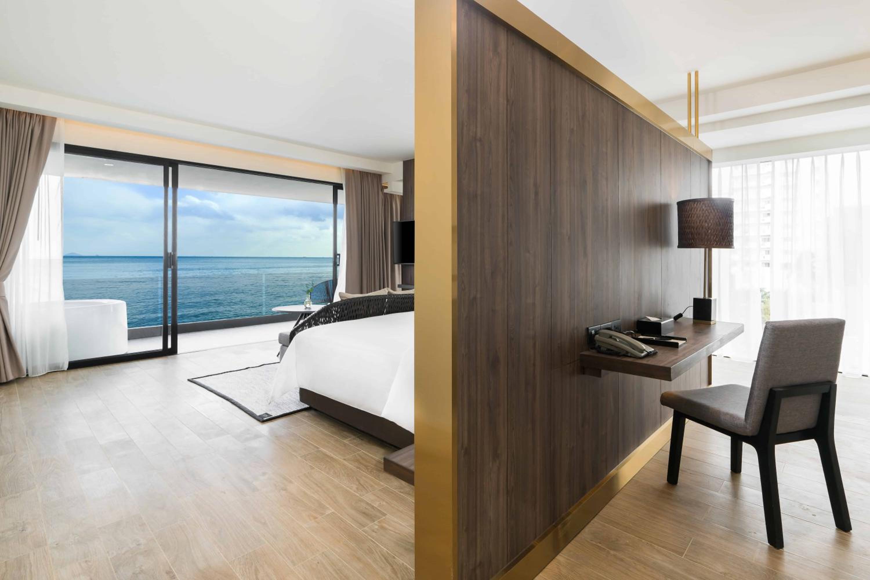 Ocean Suite Skybath - Photo 2