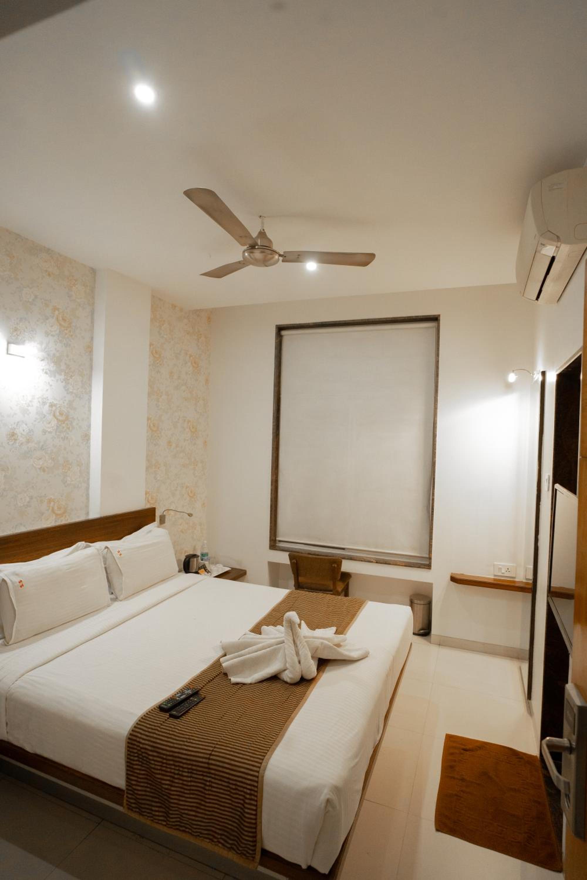 Standard Double Room with Fan - Photo 38
