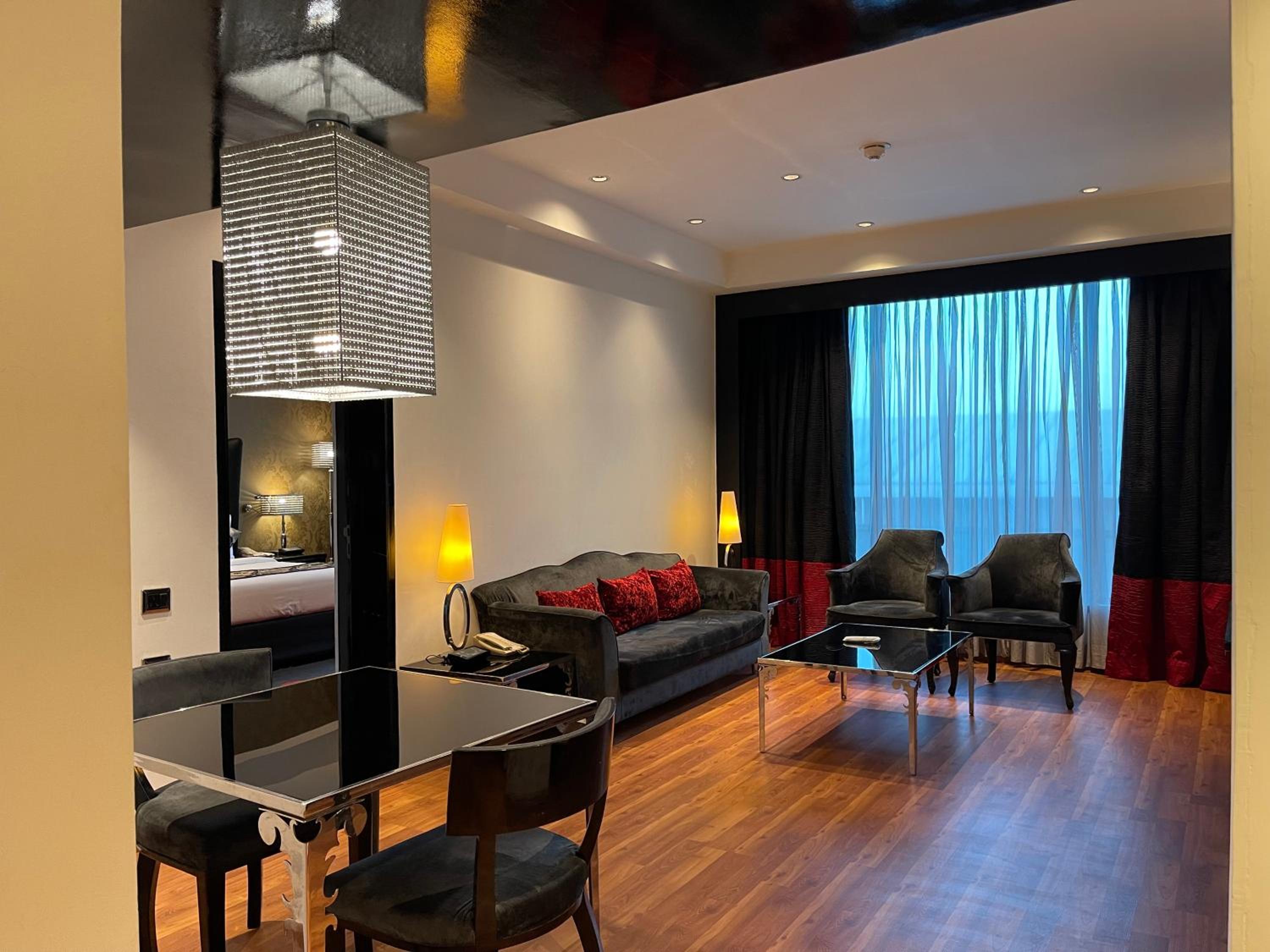 Executive suite-Buy 1 get 1 @ORO, INR 1000 credit with flexible Check-in – Check-out & comp airport drop - Photo 7