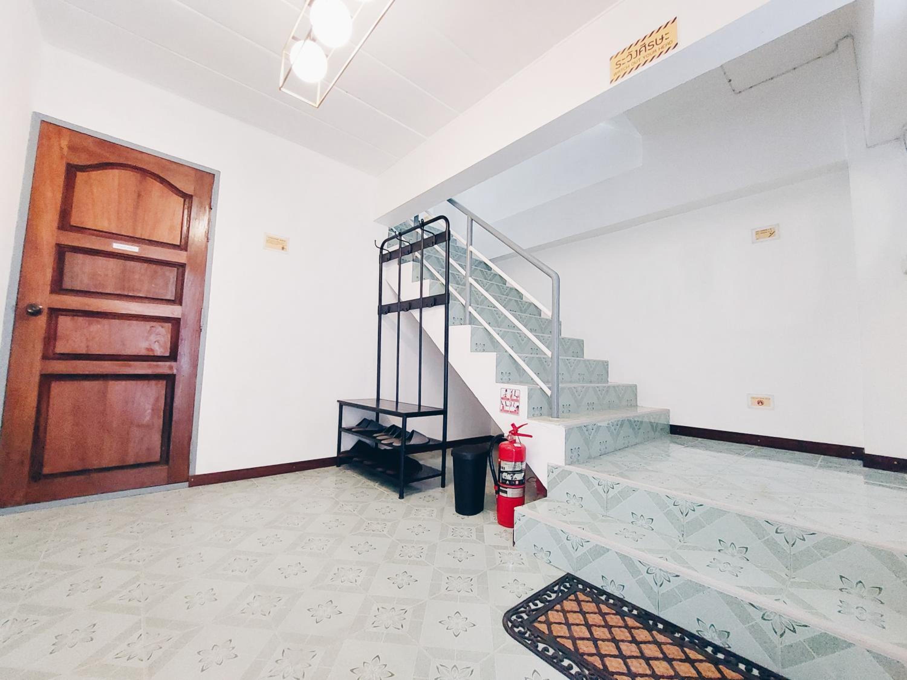 Deluxe Family Suite - Photo 12