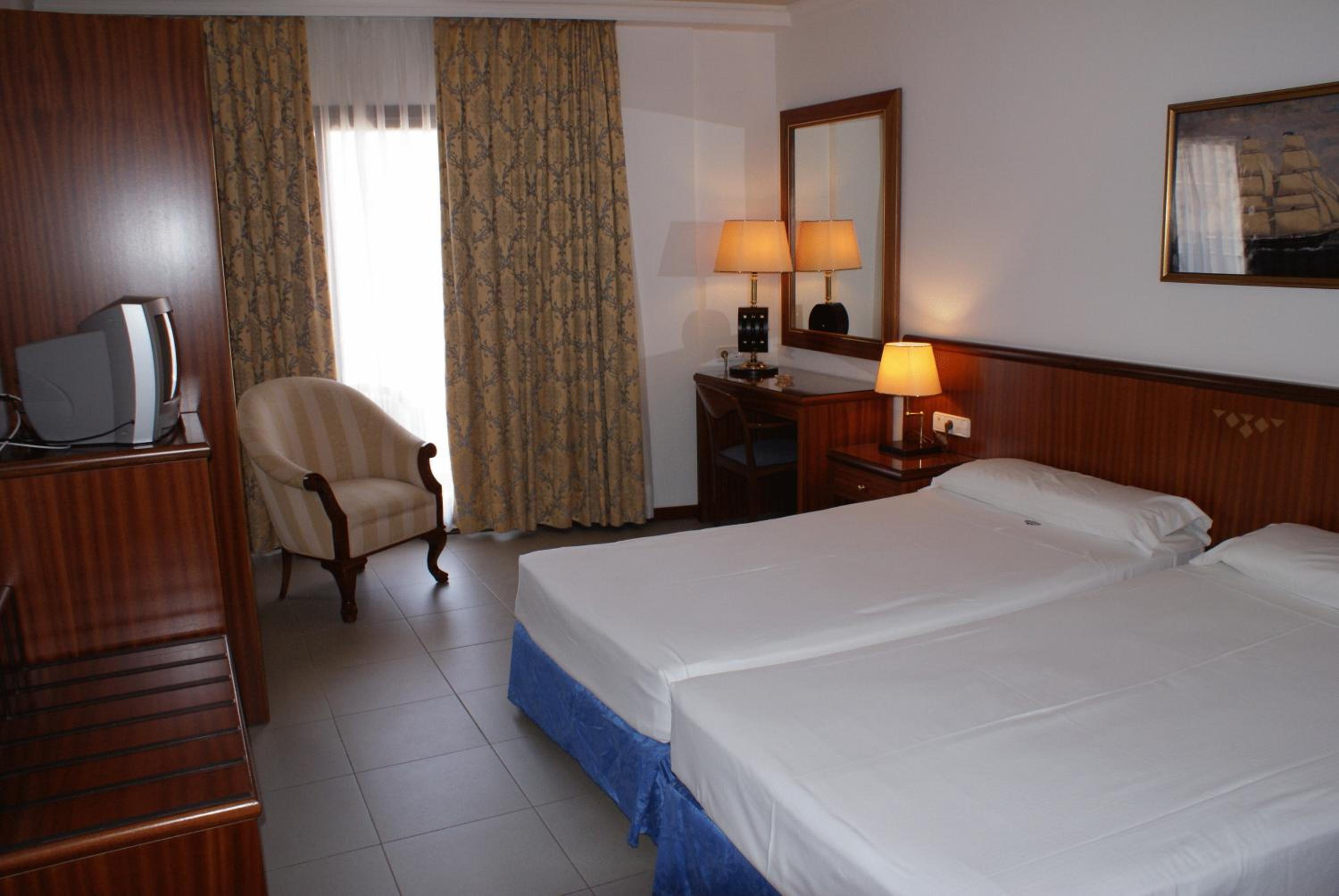 Standard Double or Twin Room with Balcony - Photo 7