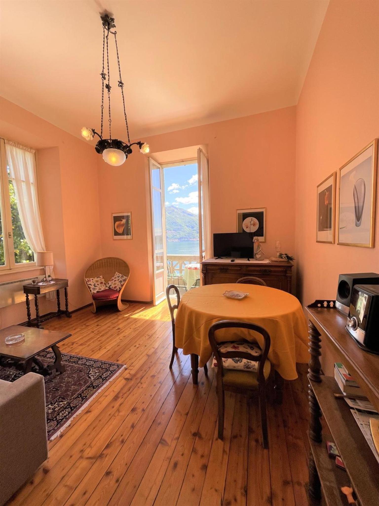 Apartment with Lake View