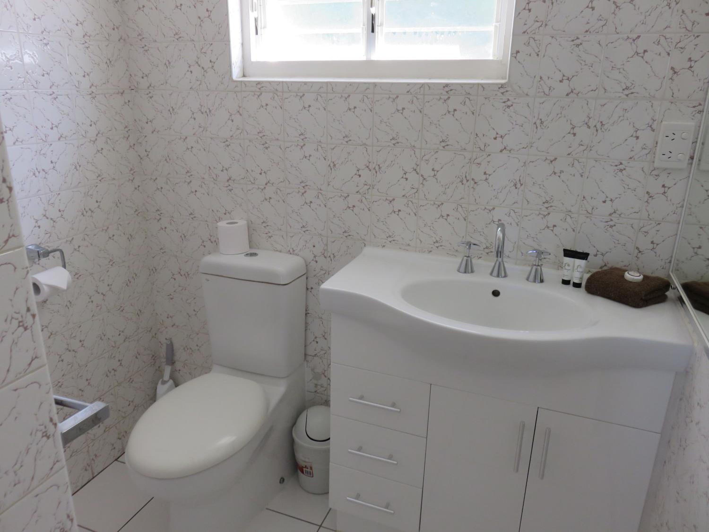 Budget Two-Bedroom Apartment - 2 People photo 2