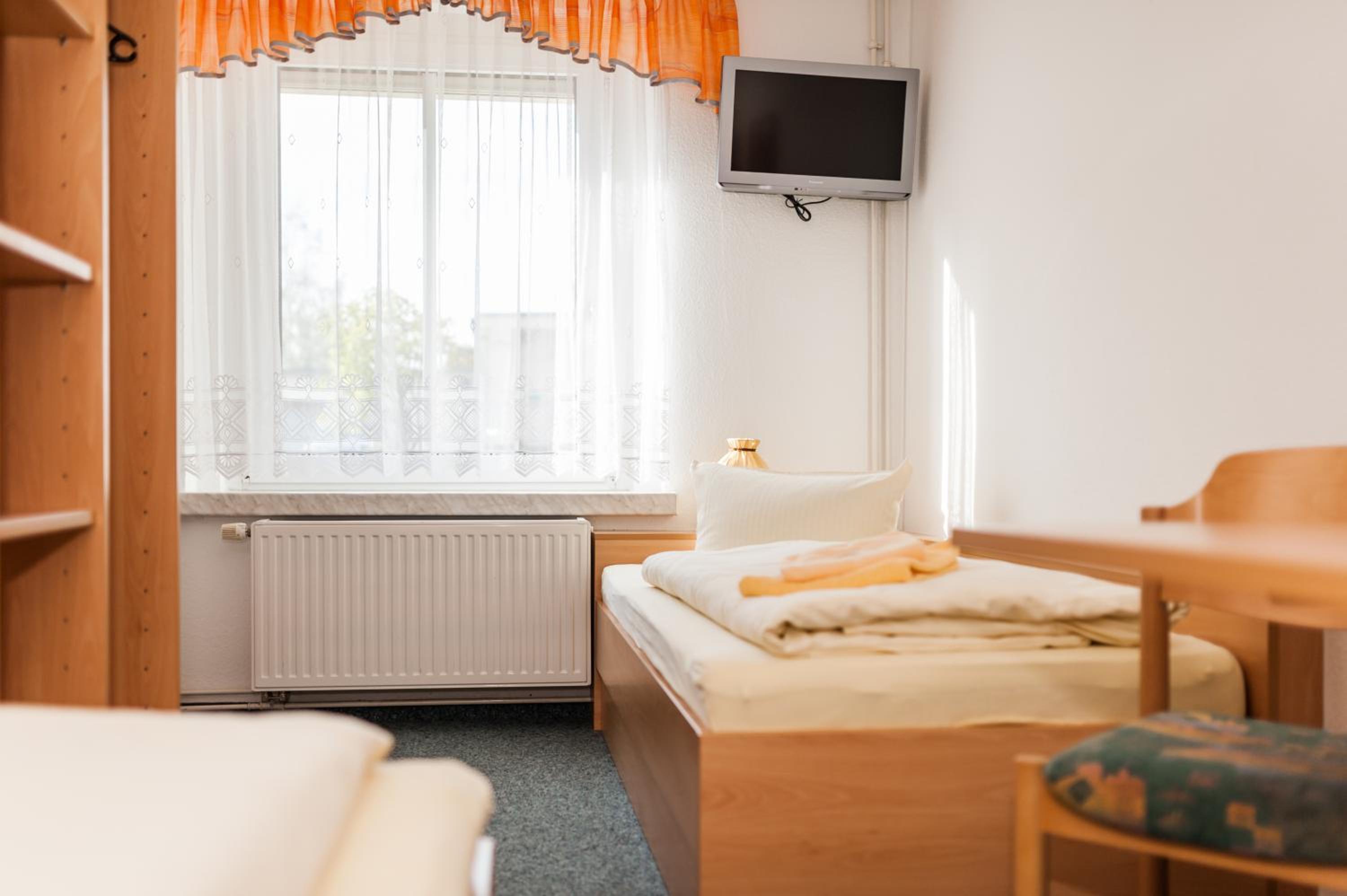 Twin Room - Photo 3