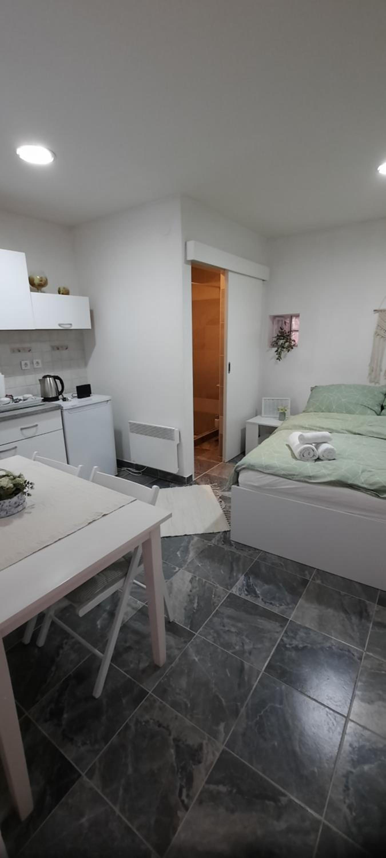 One-Bedroom Apartment photo 1