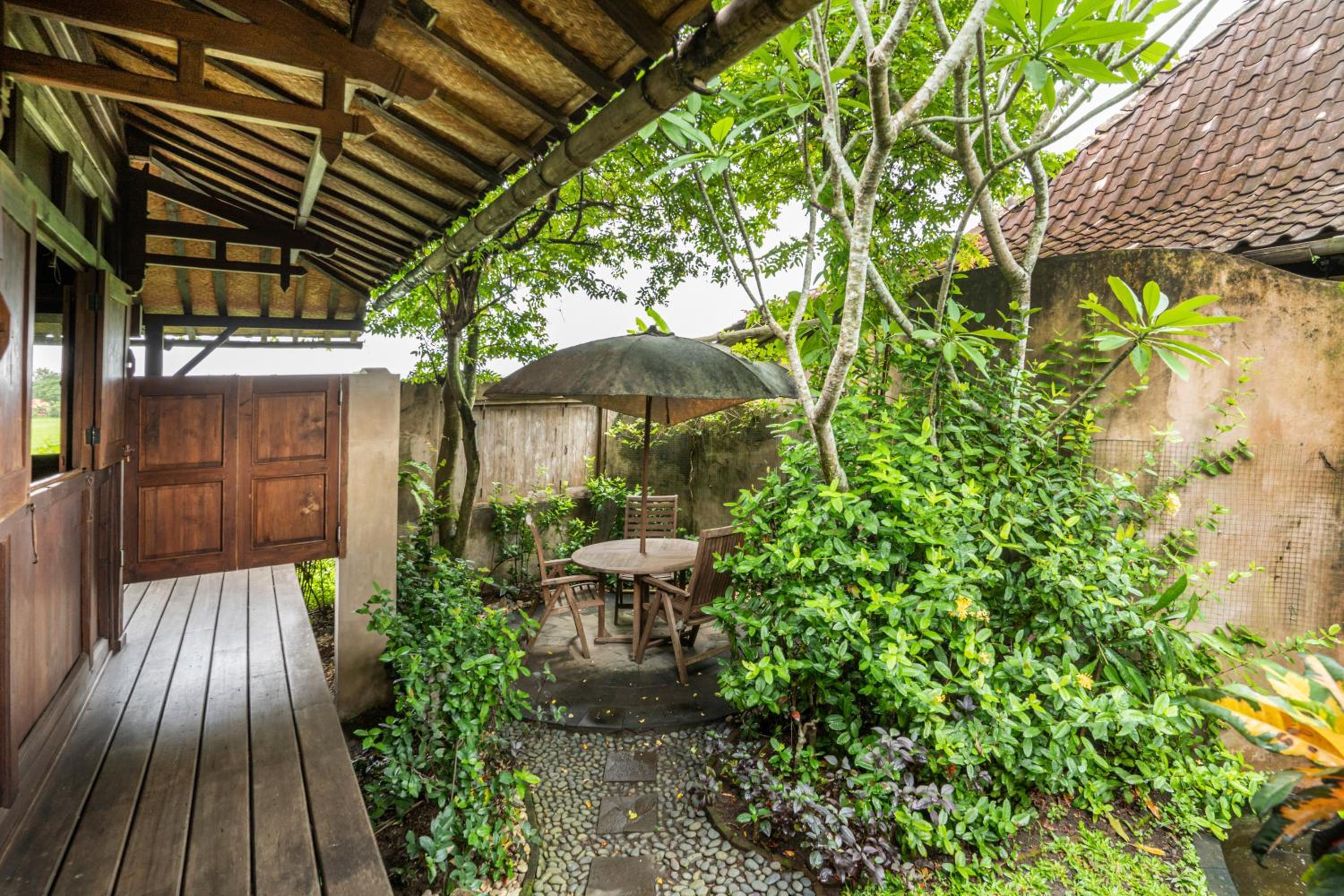 Bungalow with Garden View - Photo 9