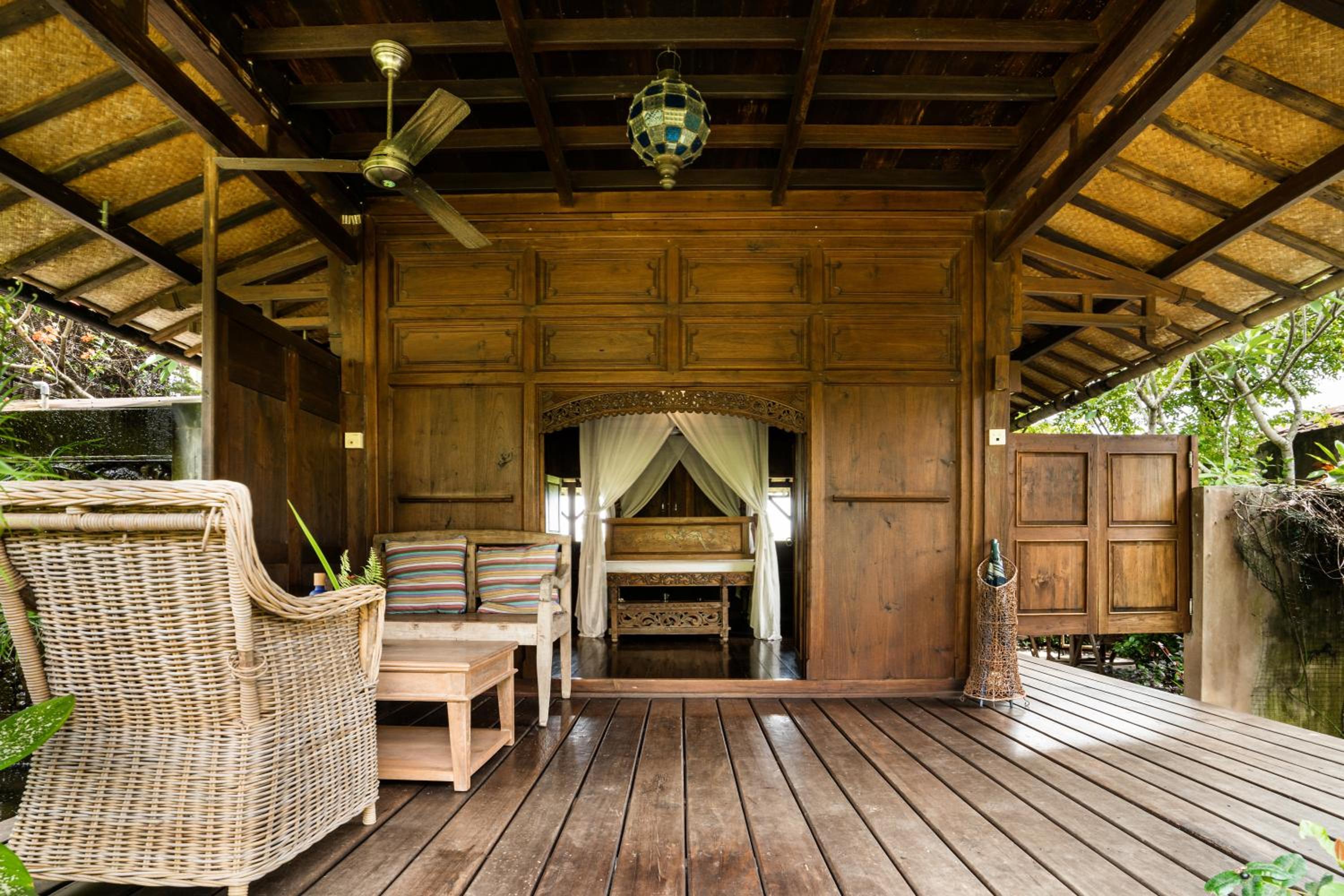 Bungalow with Garden View - Photo 7