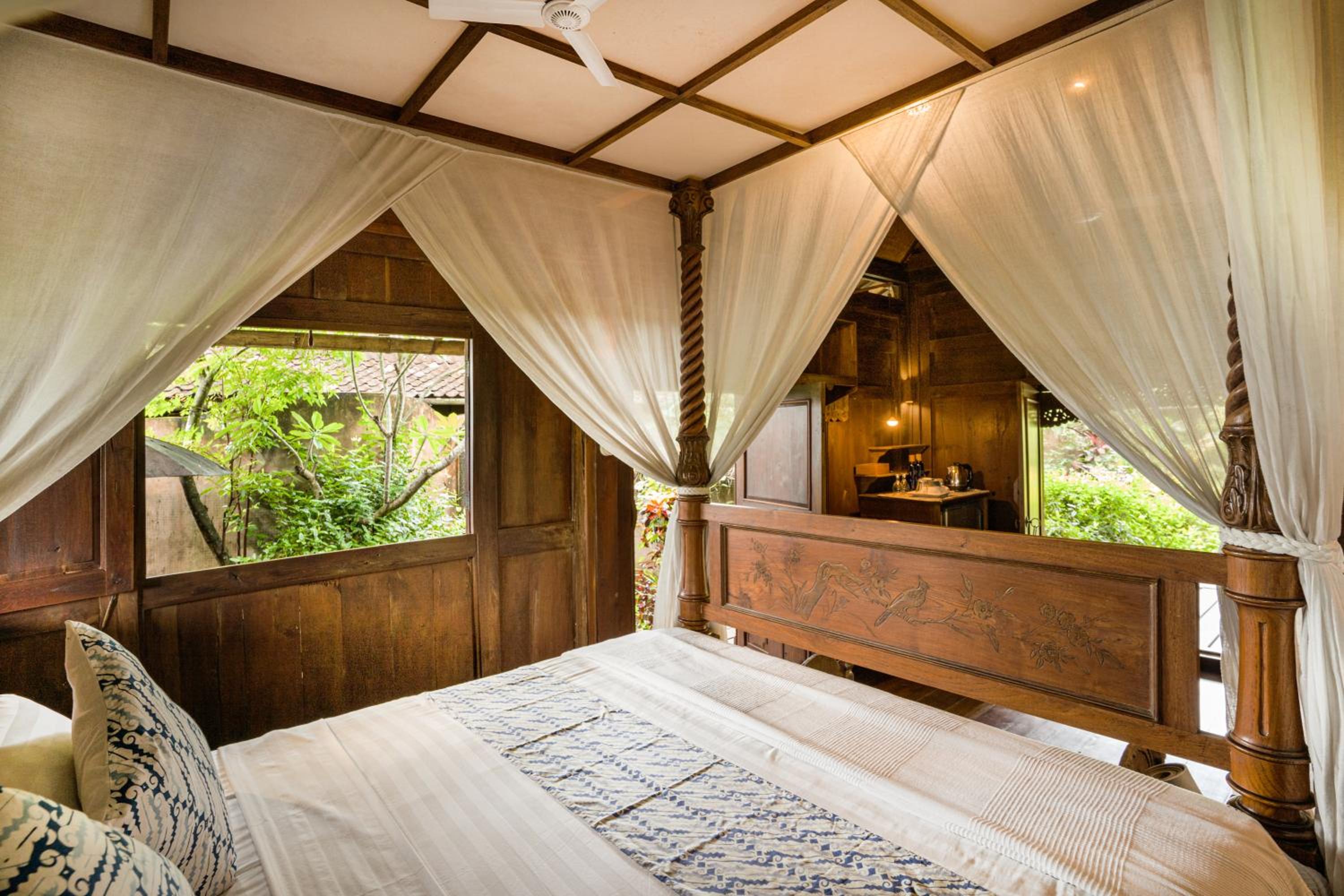 Bungalow with Garden View - Photo 11