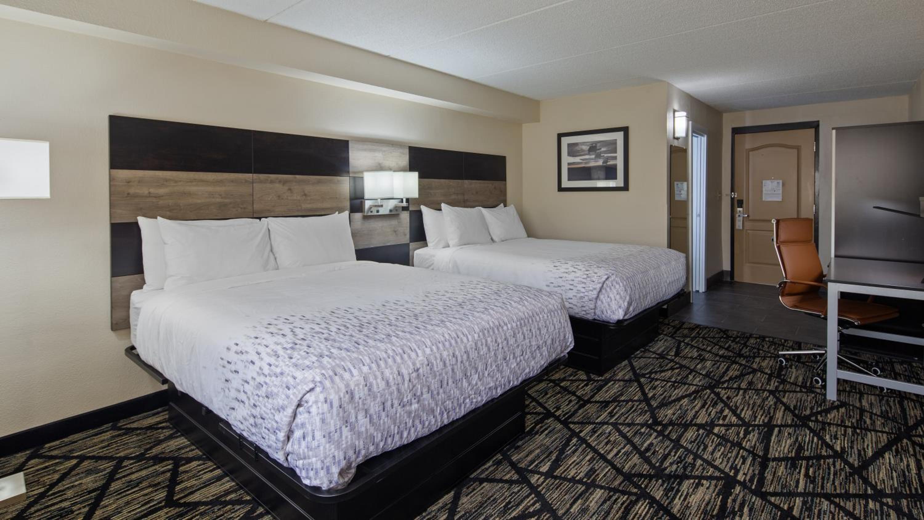Queen Room with Two Queen Beds - Non-Smoking - Photo 2