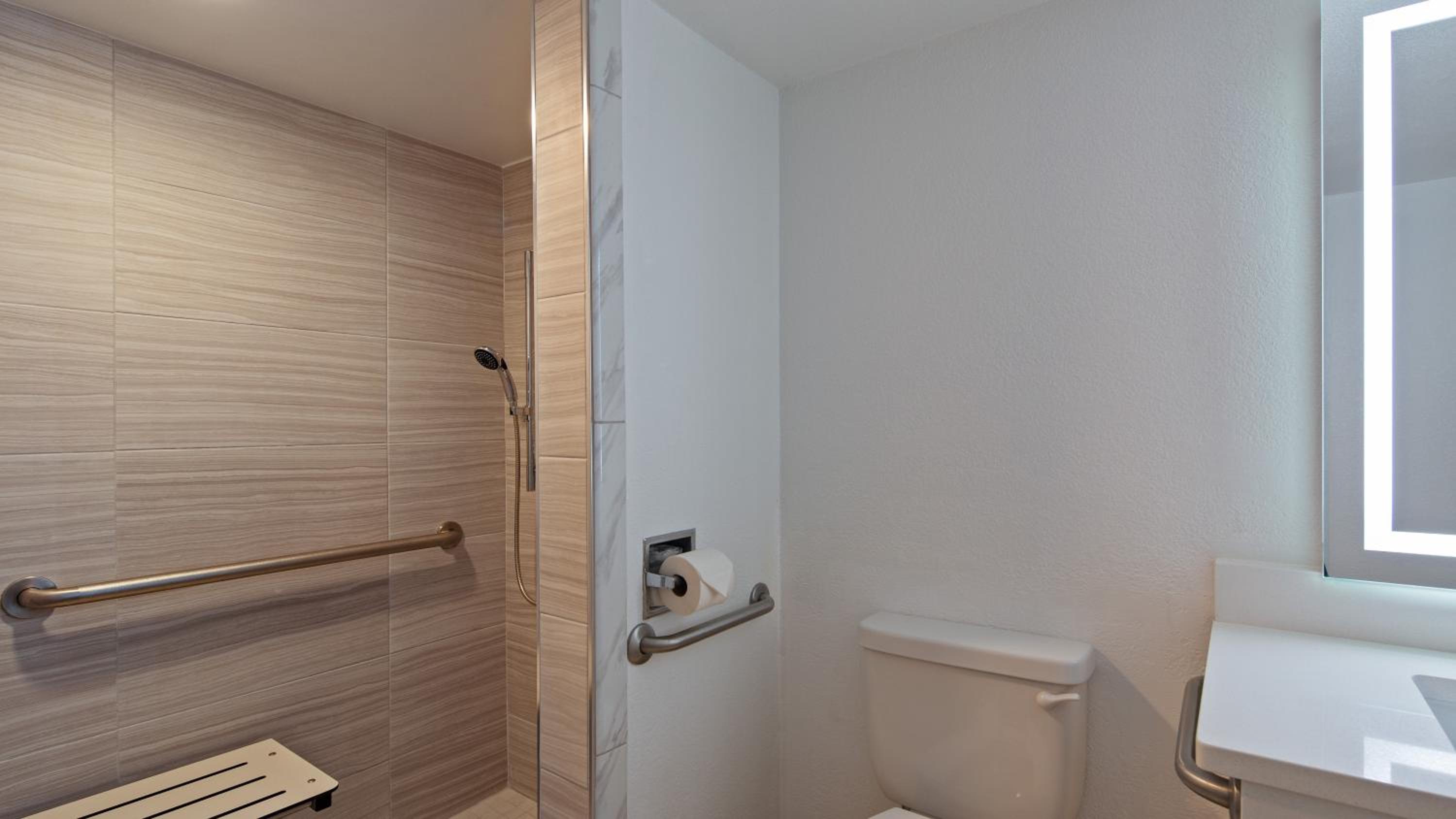 King Room with Bath Tub - Disability Access - Photo 7