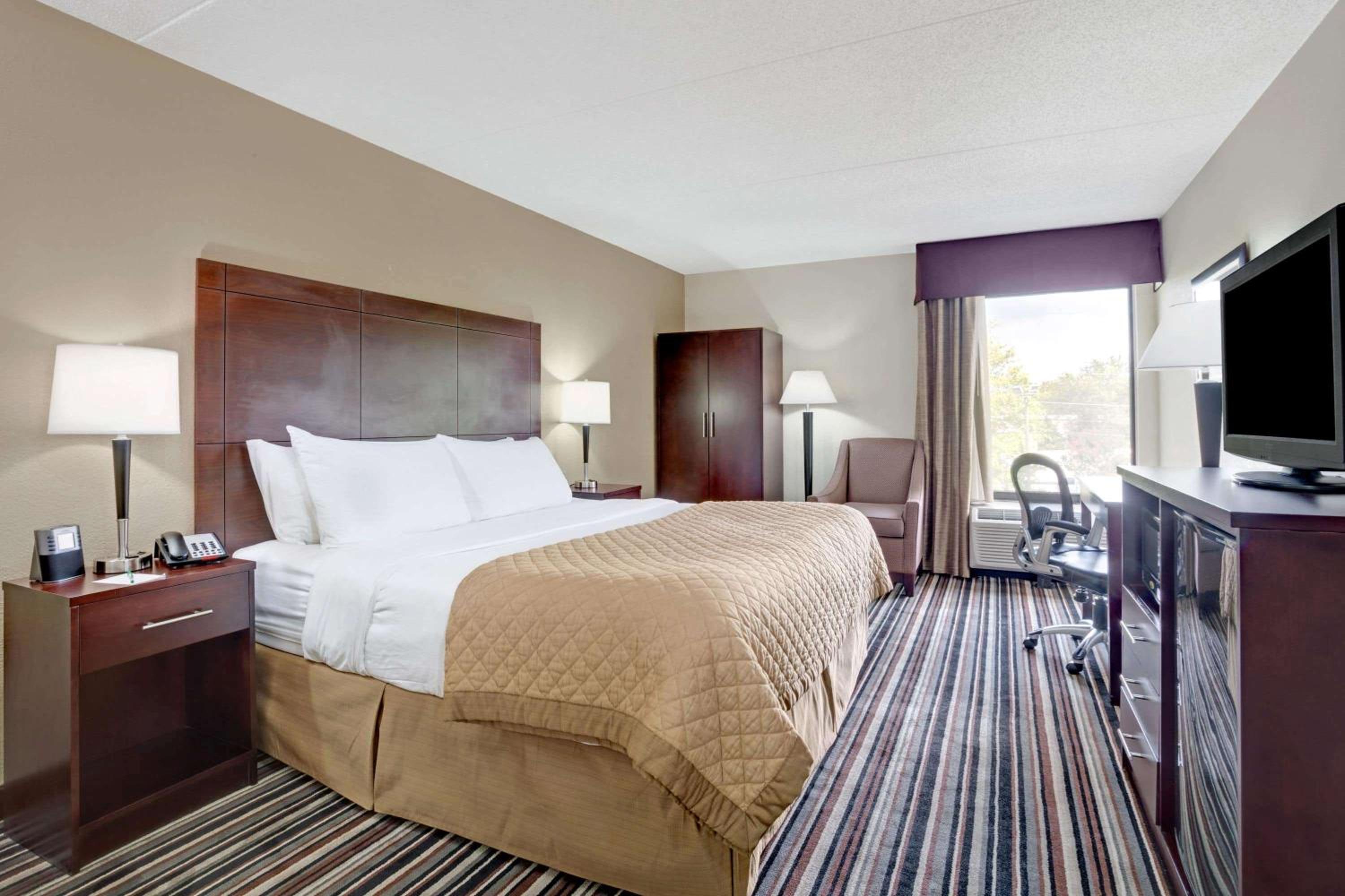 Deluxe King Room - Non-Smoking - Photo 3