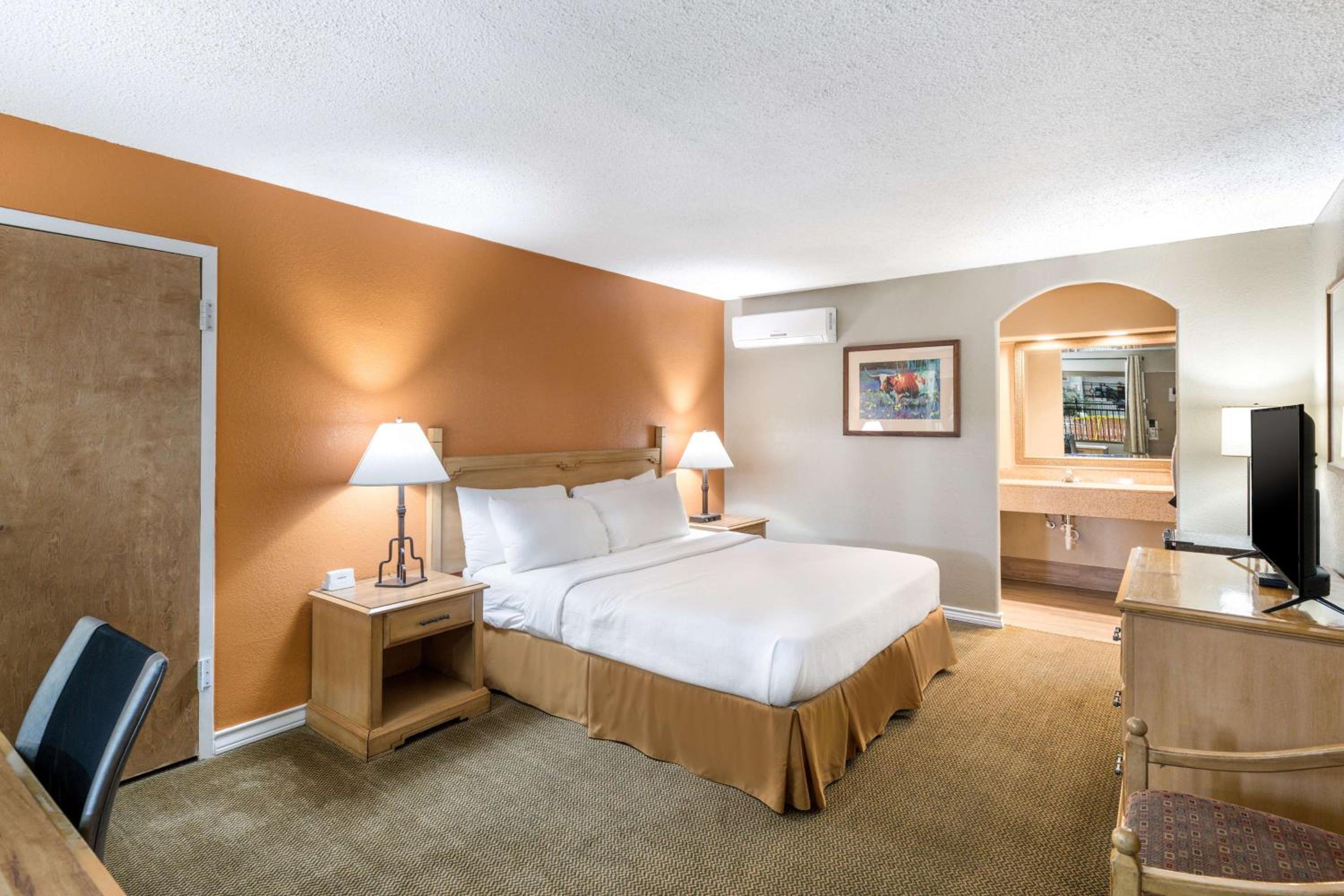 King Room - Exterior Facing - Photo 1