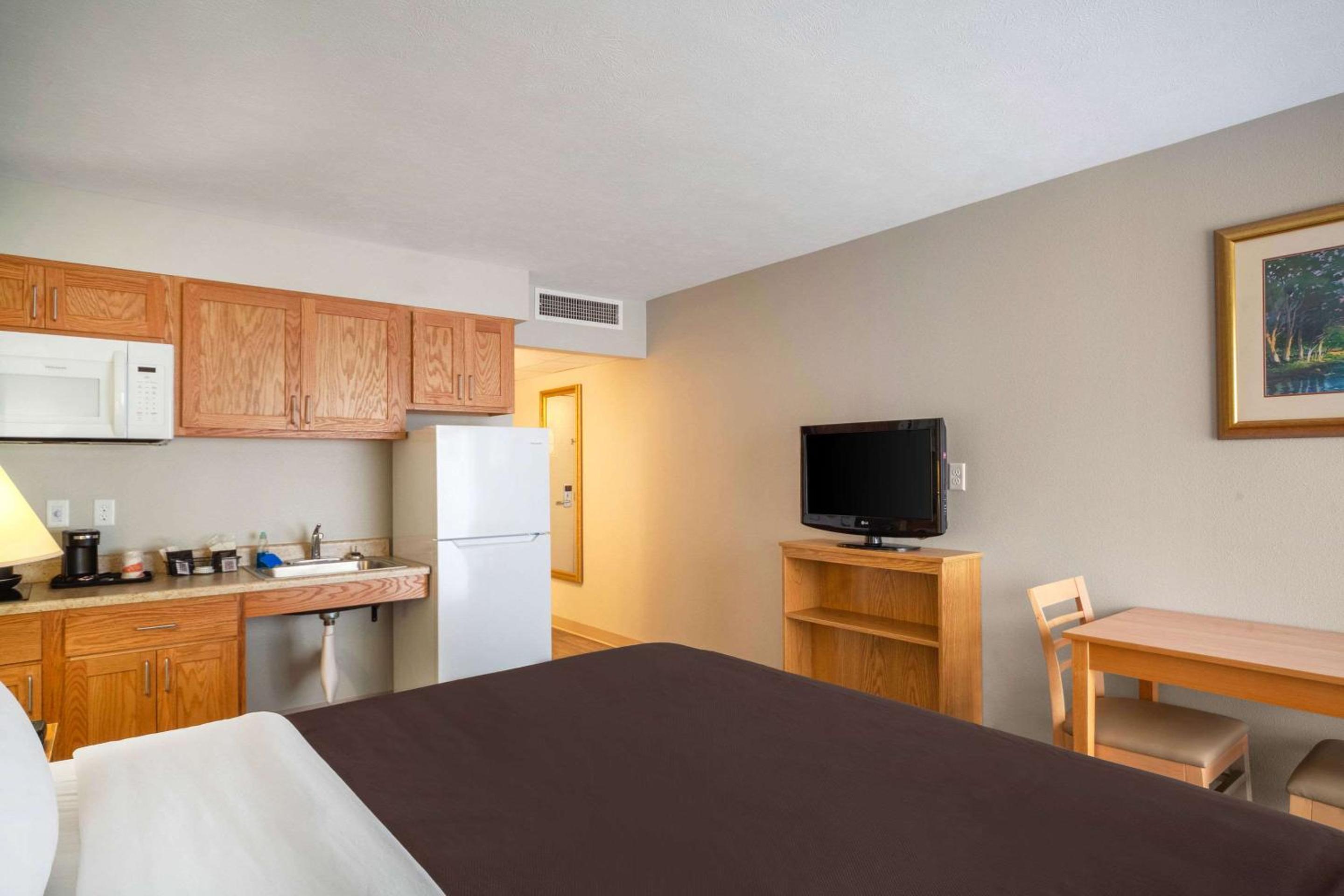 Efficiency Double Suite with Two Double Beds and Sofa bed - Non Smoking photo 1