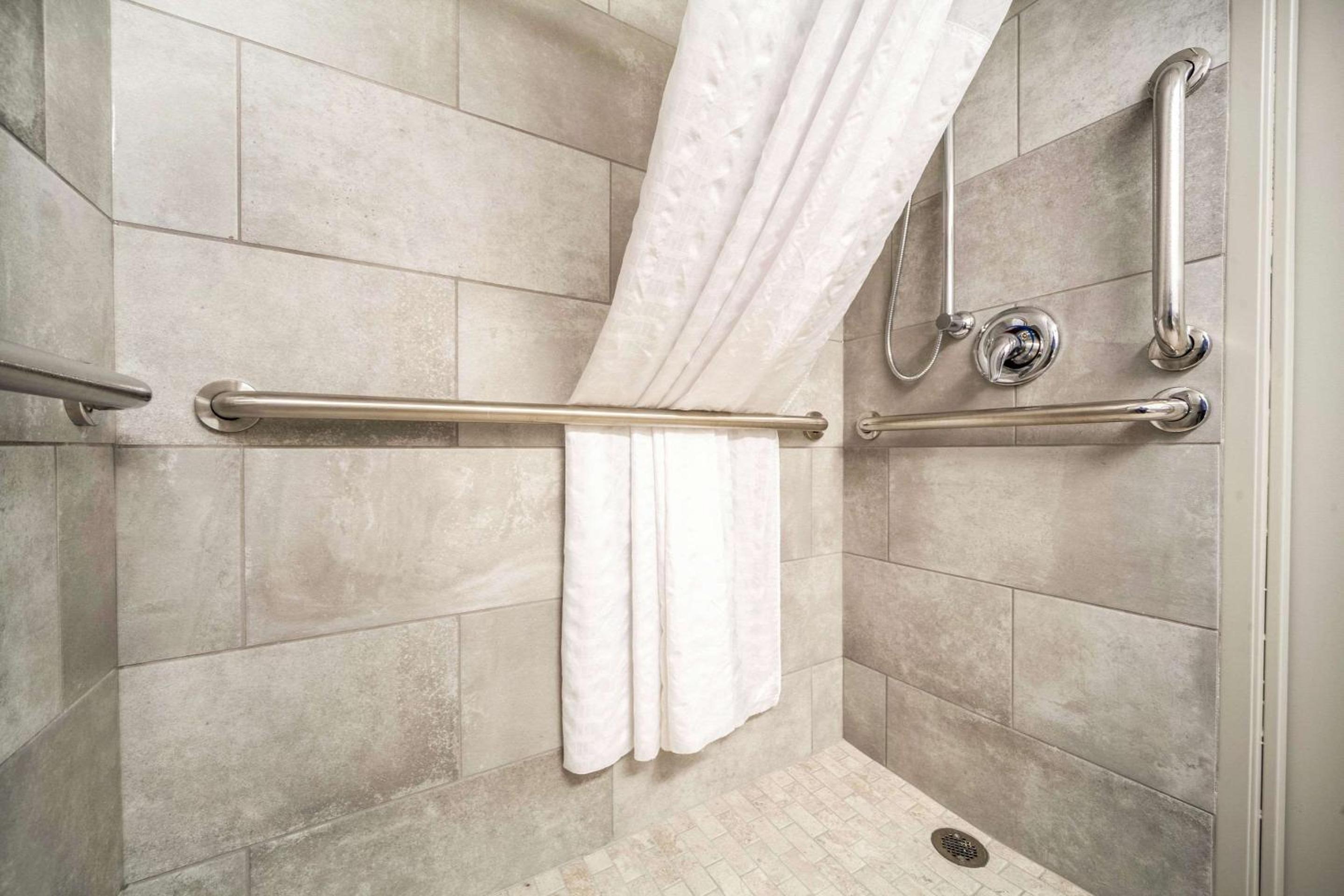 King Suite - Accessible/Non-Smoking photo 2
