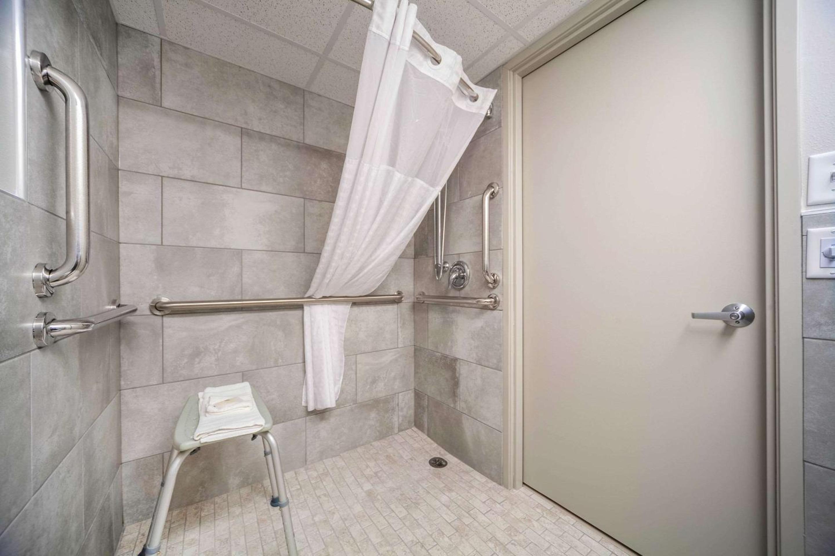 Efficiency King Room with Roll-In Shower - Disability Access/Non Smoking photo 3