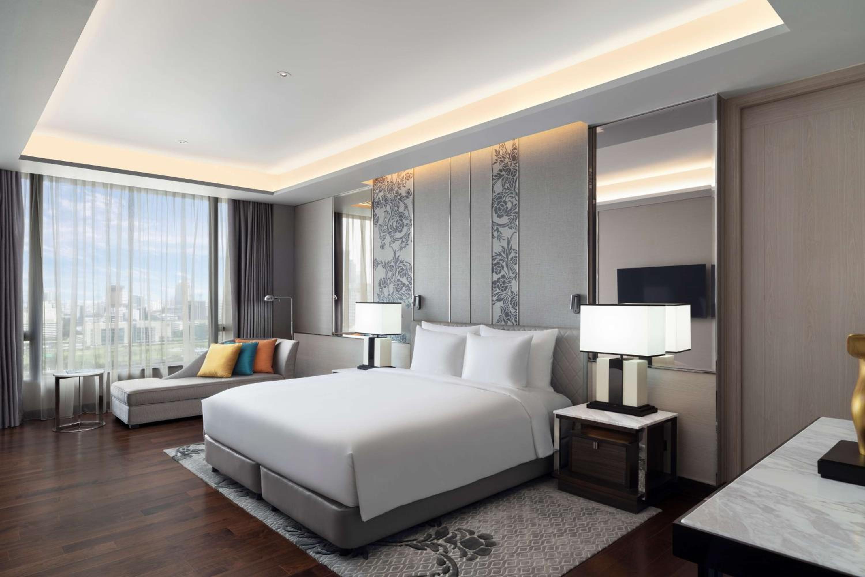 Sindhorn Royal Suite photo 3