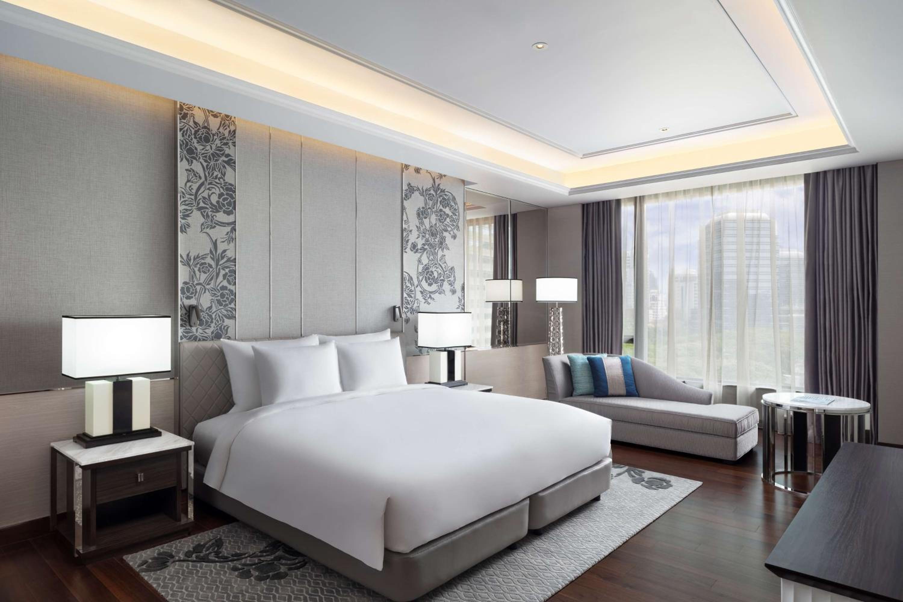 Grand Executive Suite with Balcony, Lounge Access and Thermal Journey Access photo 3