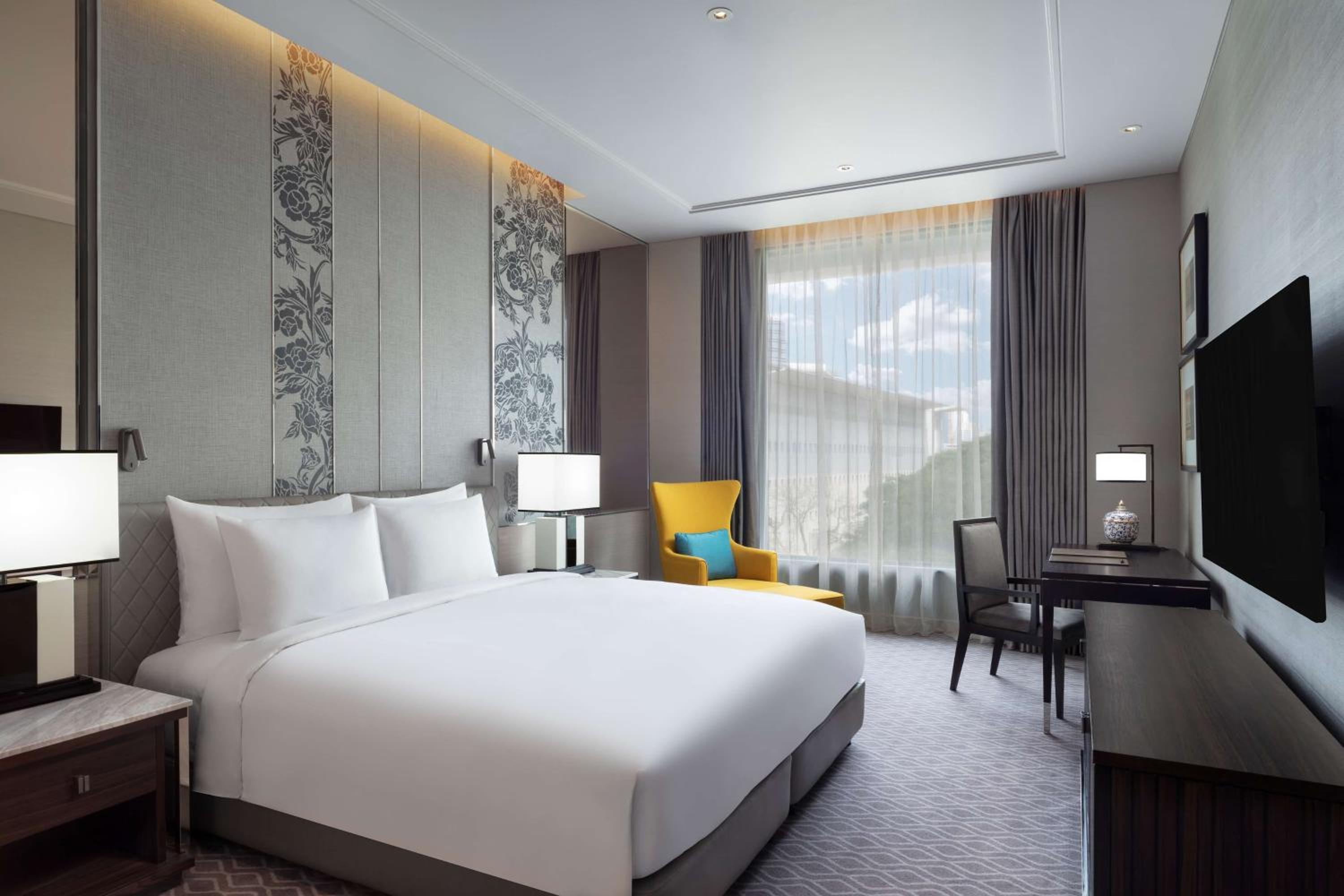 Two-Bedroom Grand Executive Suite with Balcony, Lounge Access and Thermal Journey Access photo 3