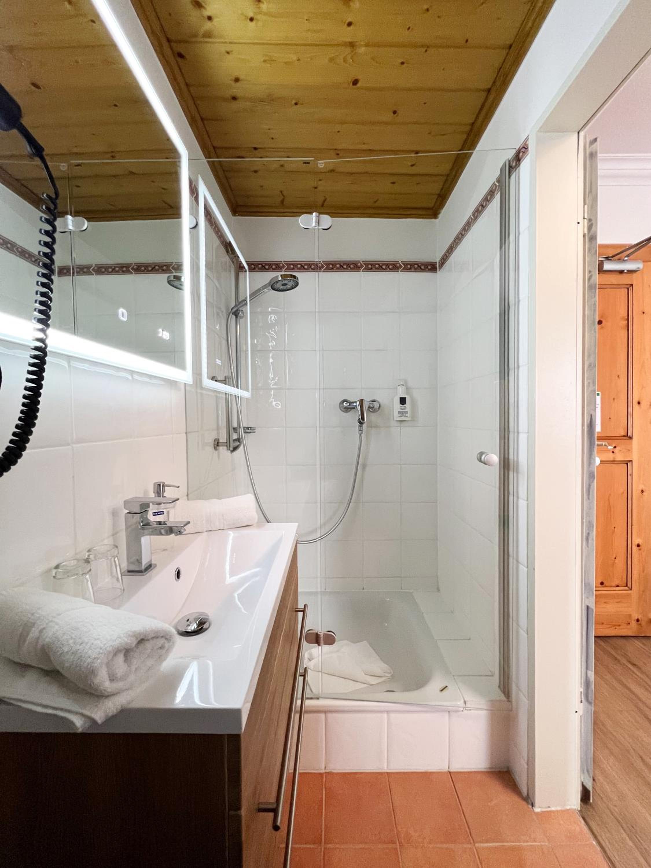 Standard Double Room with Balcony and Lake View photo 3