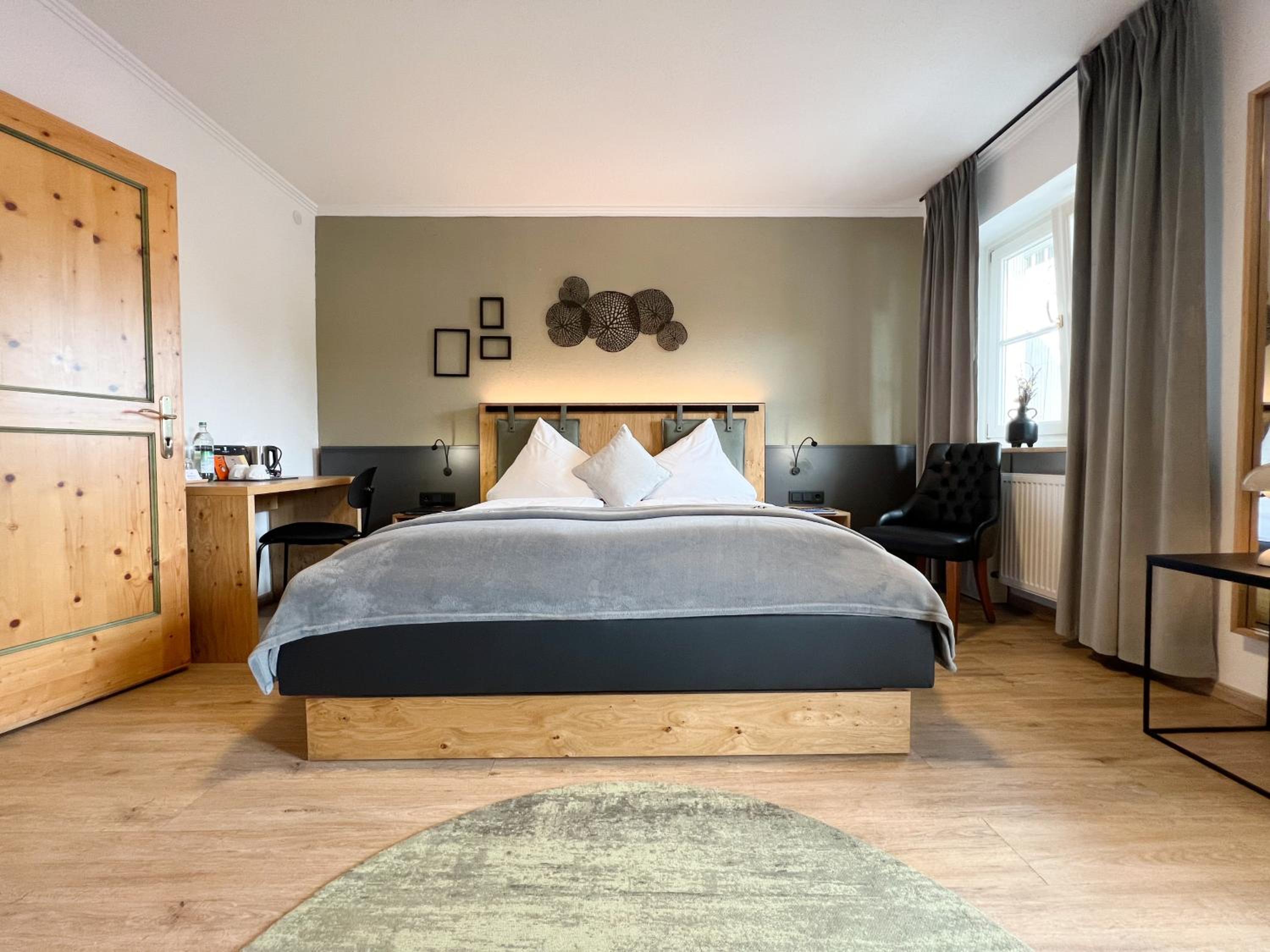 Large Double Room with Balcony and Lake View photo 3