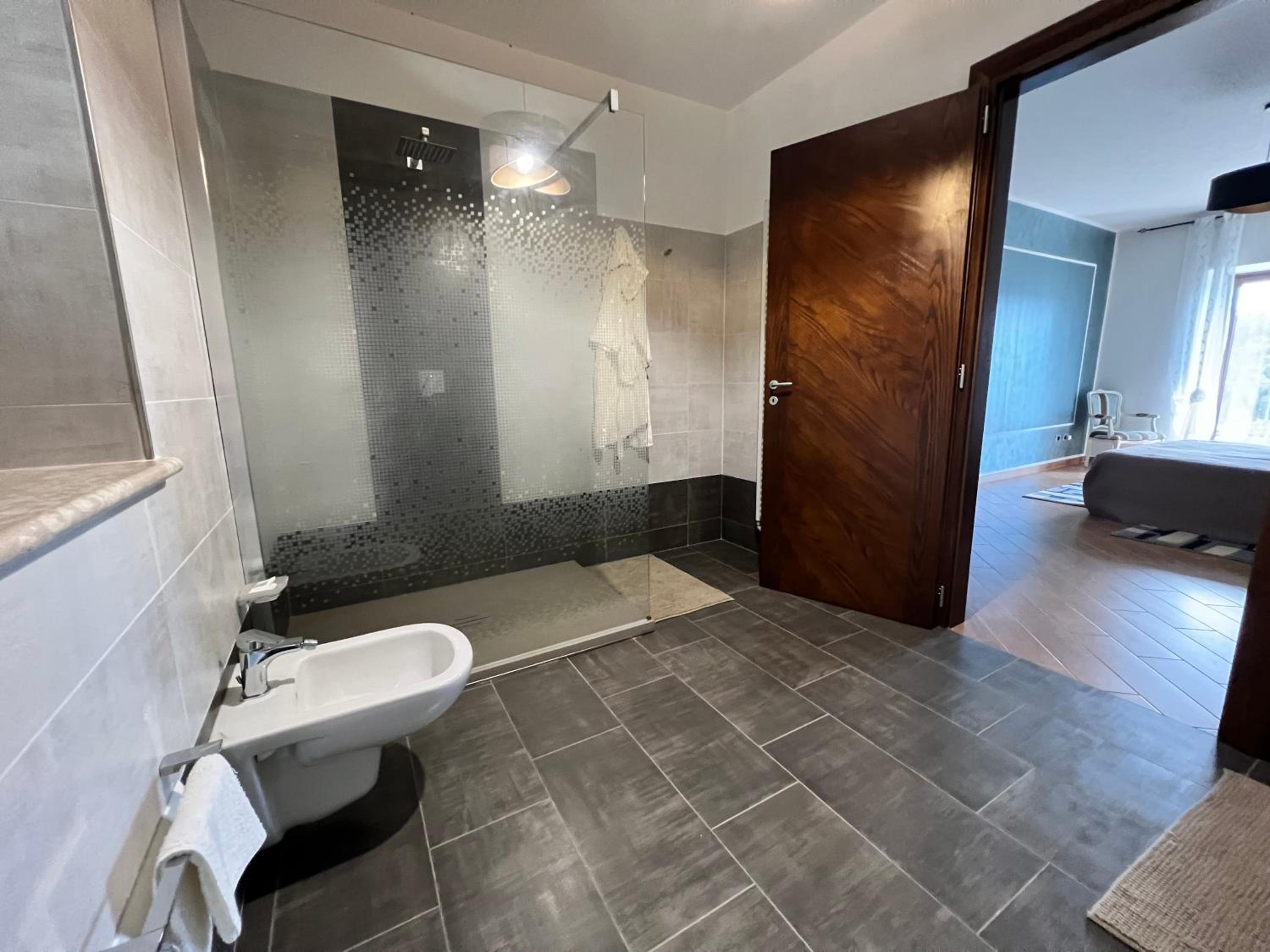 Deluxe Double Room (2 Adults + 1 Child) photo 3