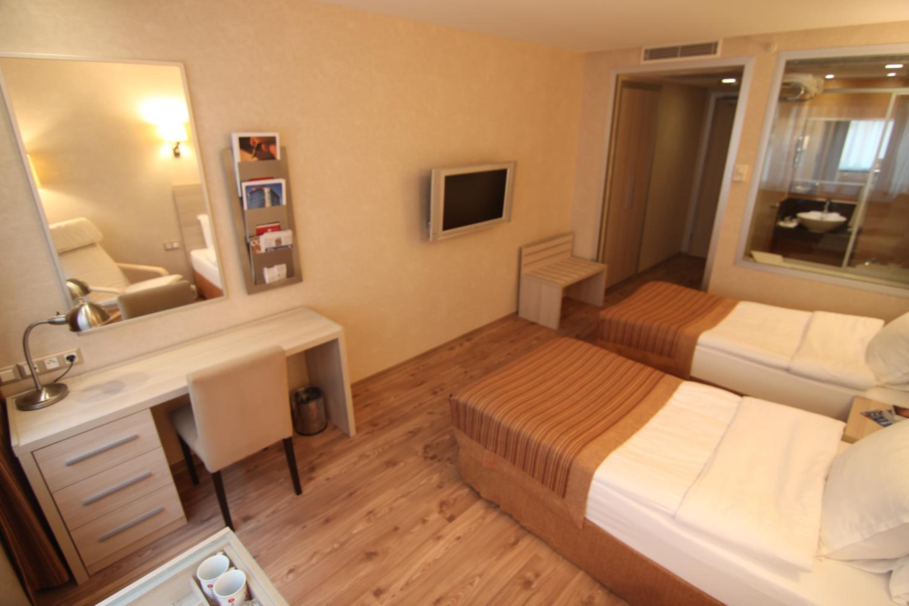 Twin Room - Photo 2