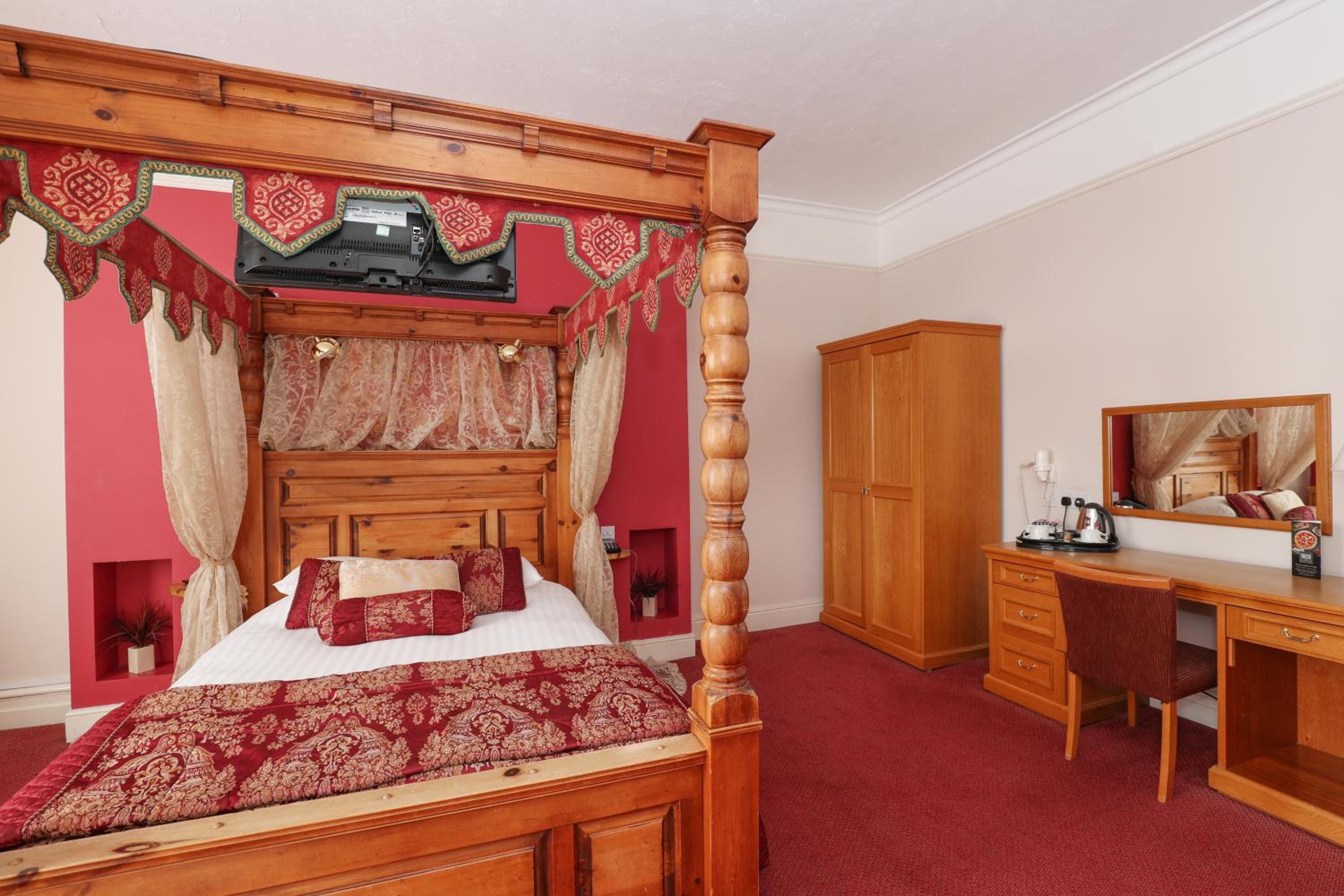 Double Room with Four Poster Bed - Photo 6