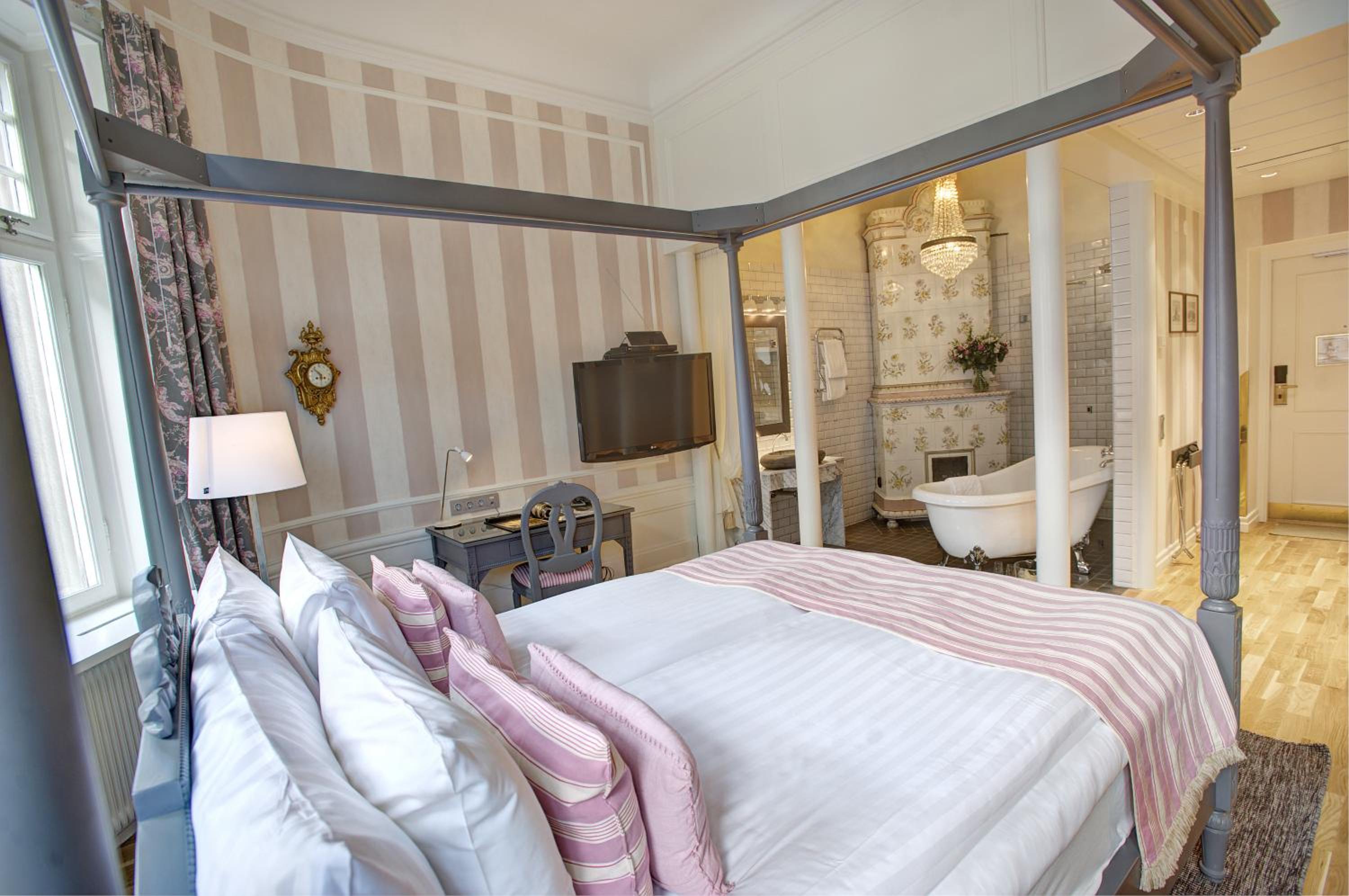 Deluxe Queen Room with Bath Tub