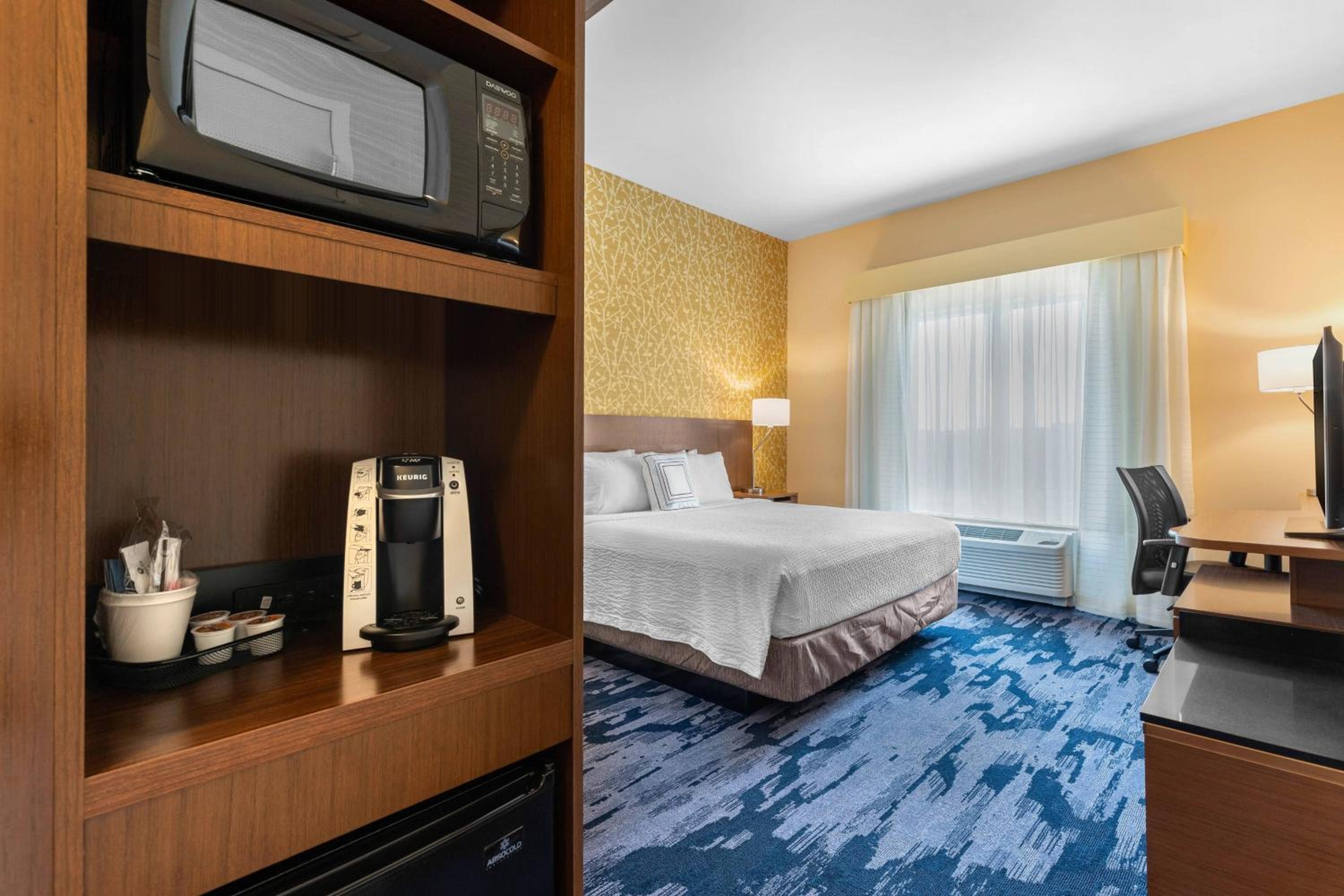 King Room with Roll-In Shower and Bathtub - Mobility Access