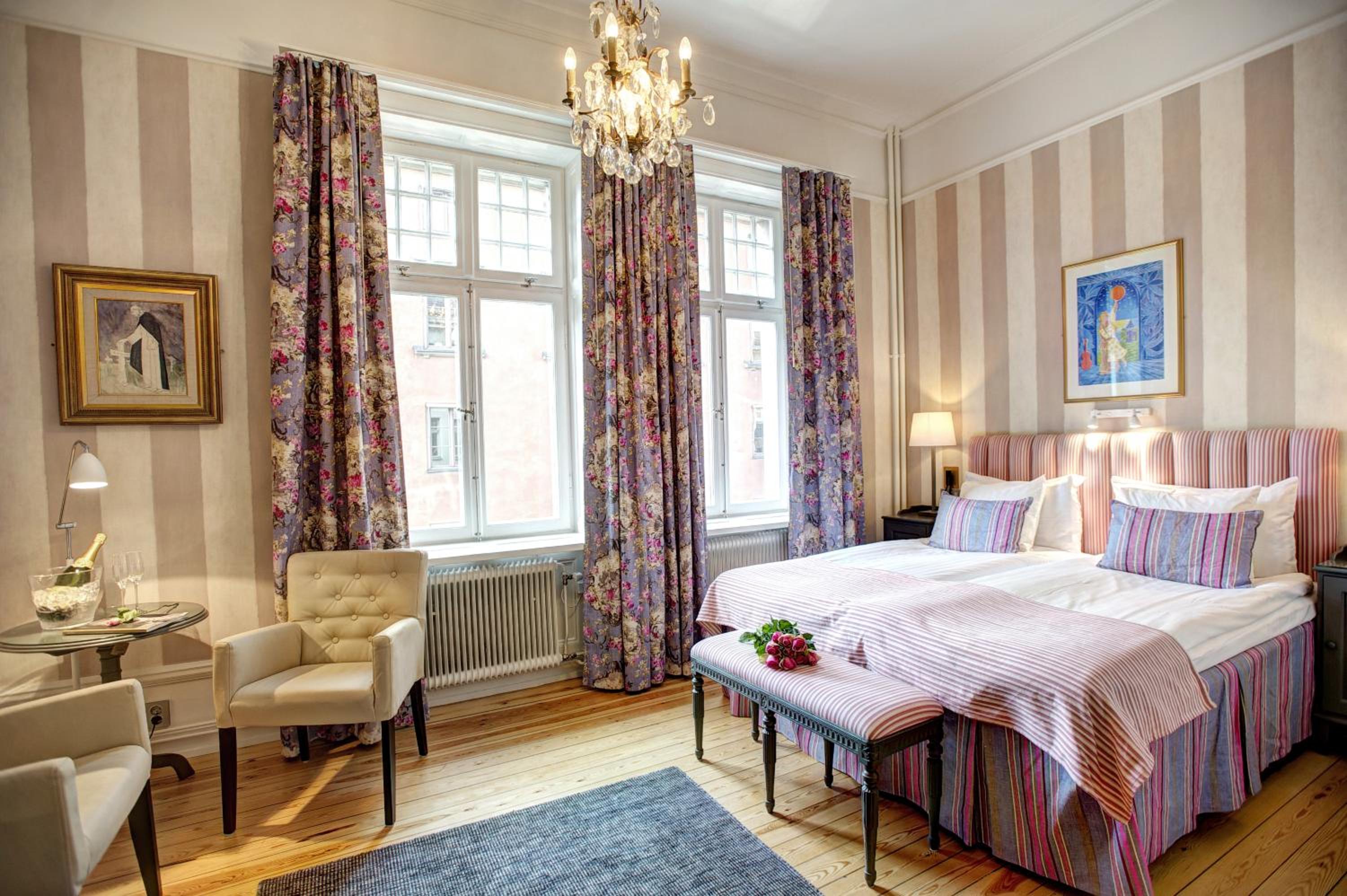 Deluxe Queen Room - Non-Smoking