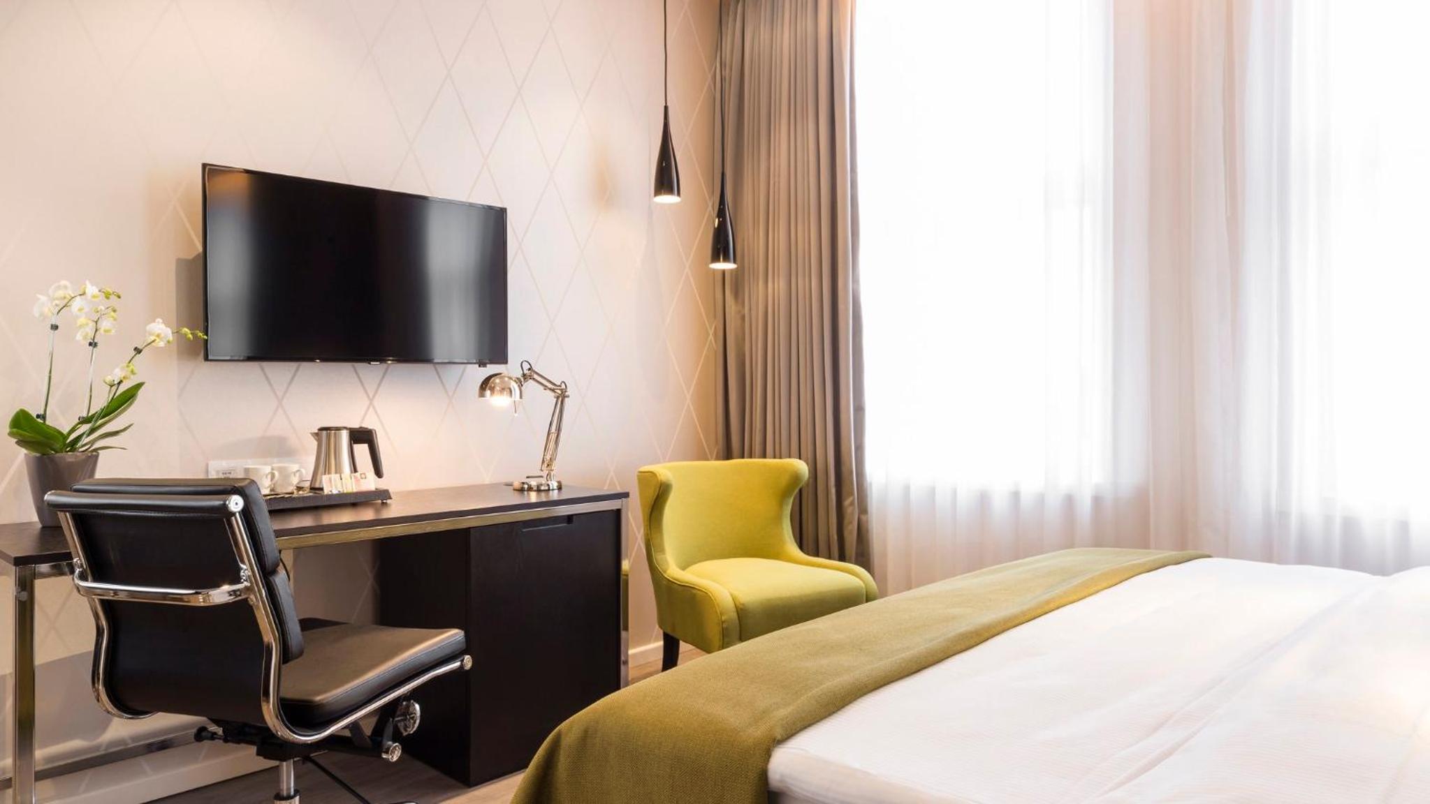 Premium Twin Room thumbnail 6