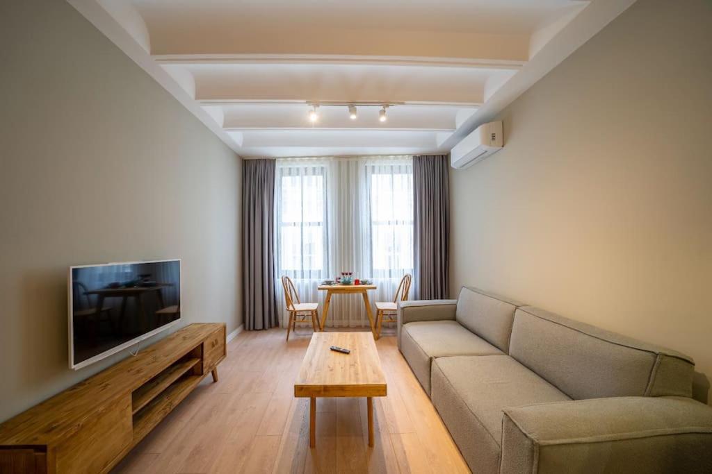 One-Bedroom Apartment photo 1