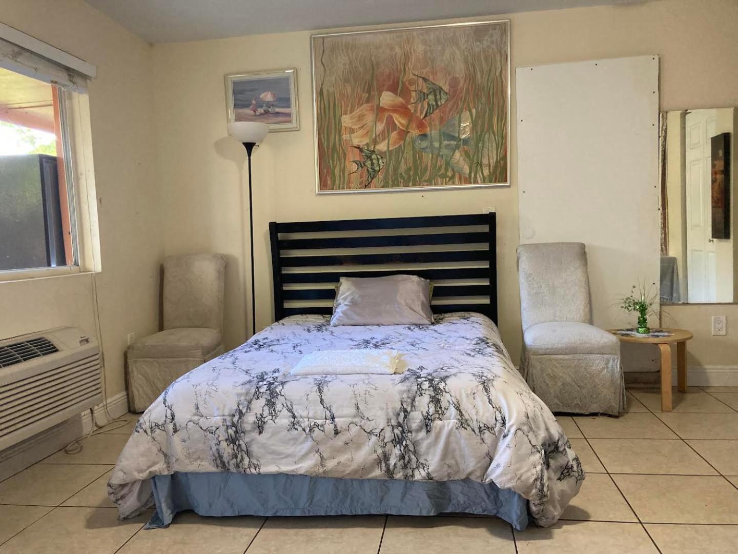 One-Bedroom Apartment photo 1