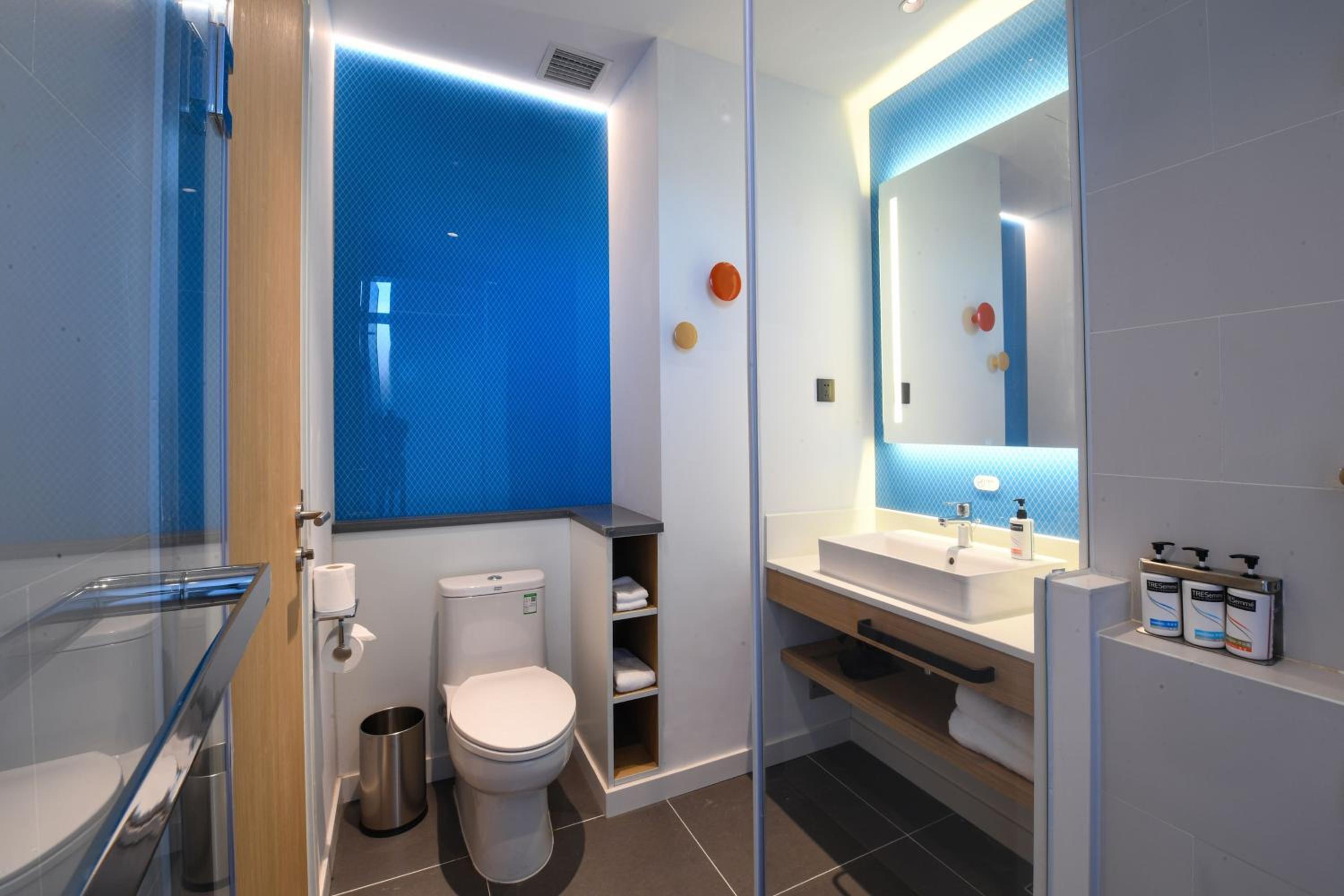 Standard King Room - Photo 5