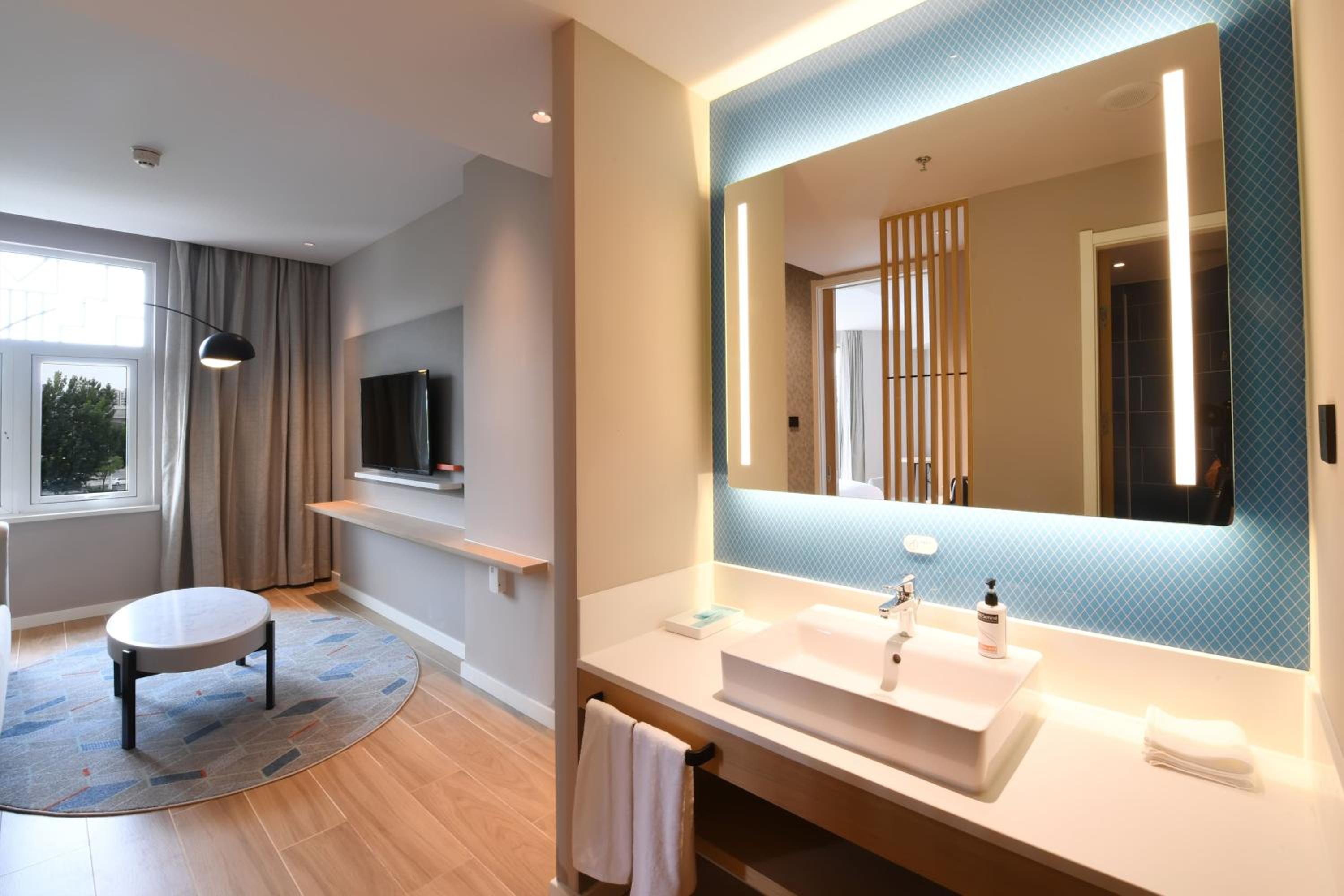 Standard King Room with City View - Photo 5