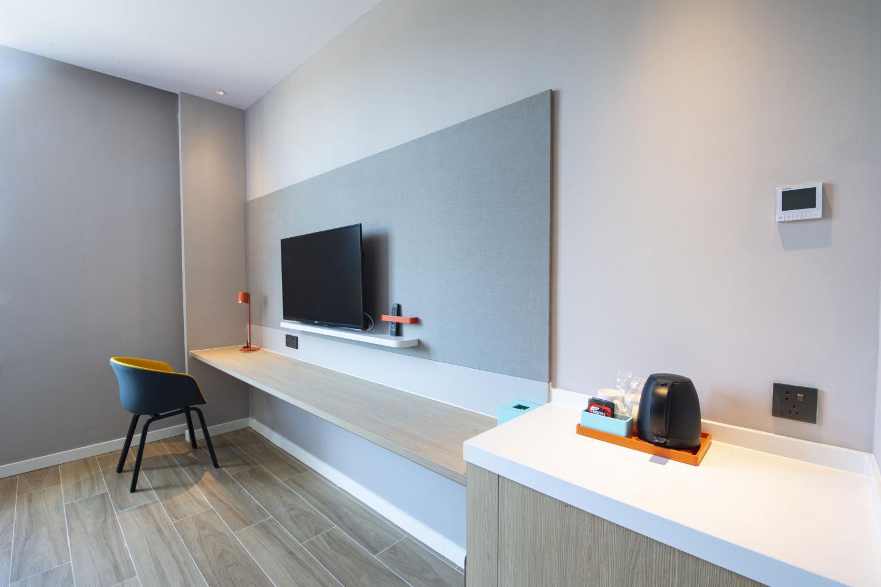 Standard King Room with City View - Photo 11
