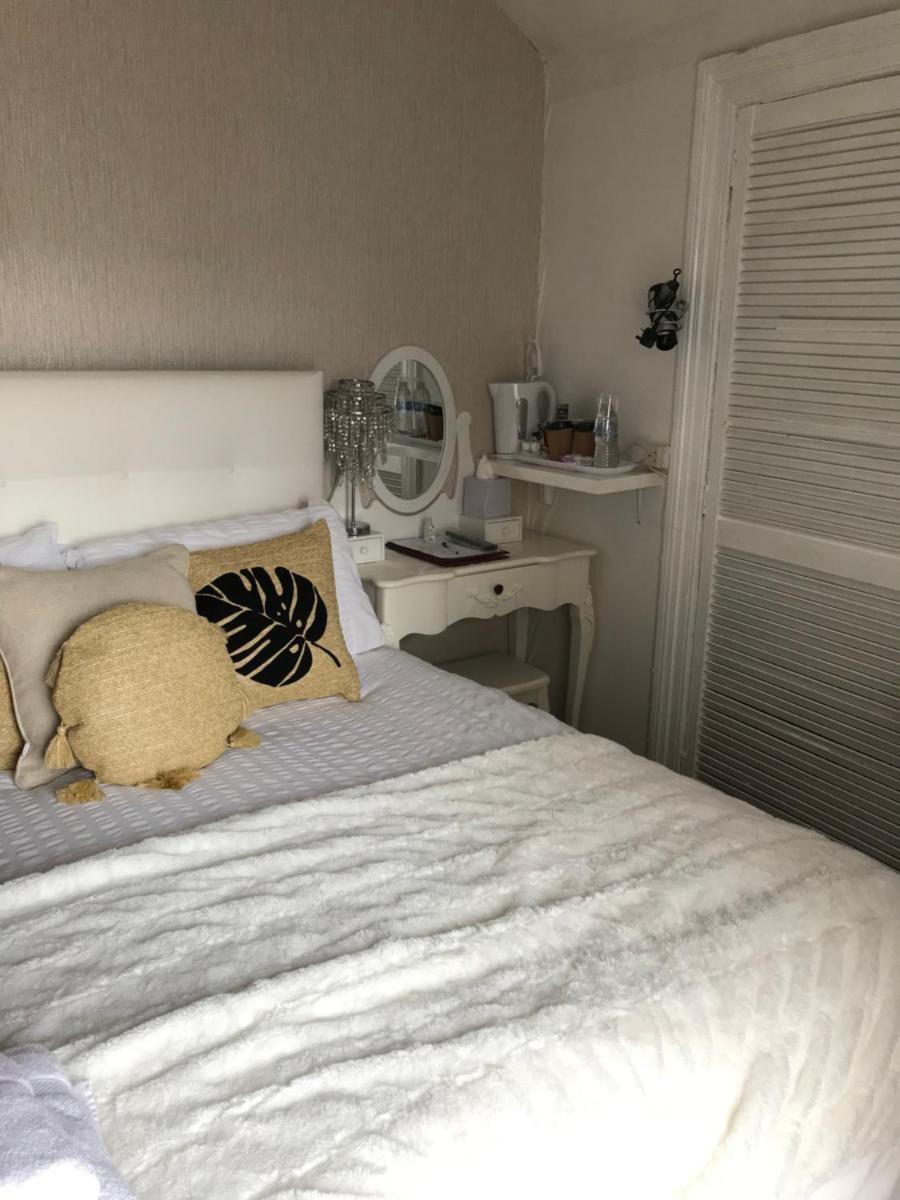 Small Double Room with Shared Bathroom photo 3