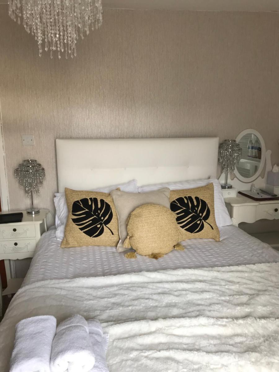 Small Double Room with Shared Bathroom photo 2