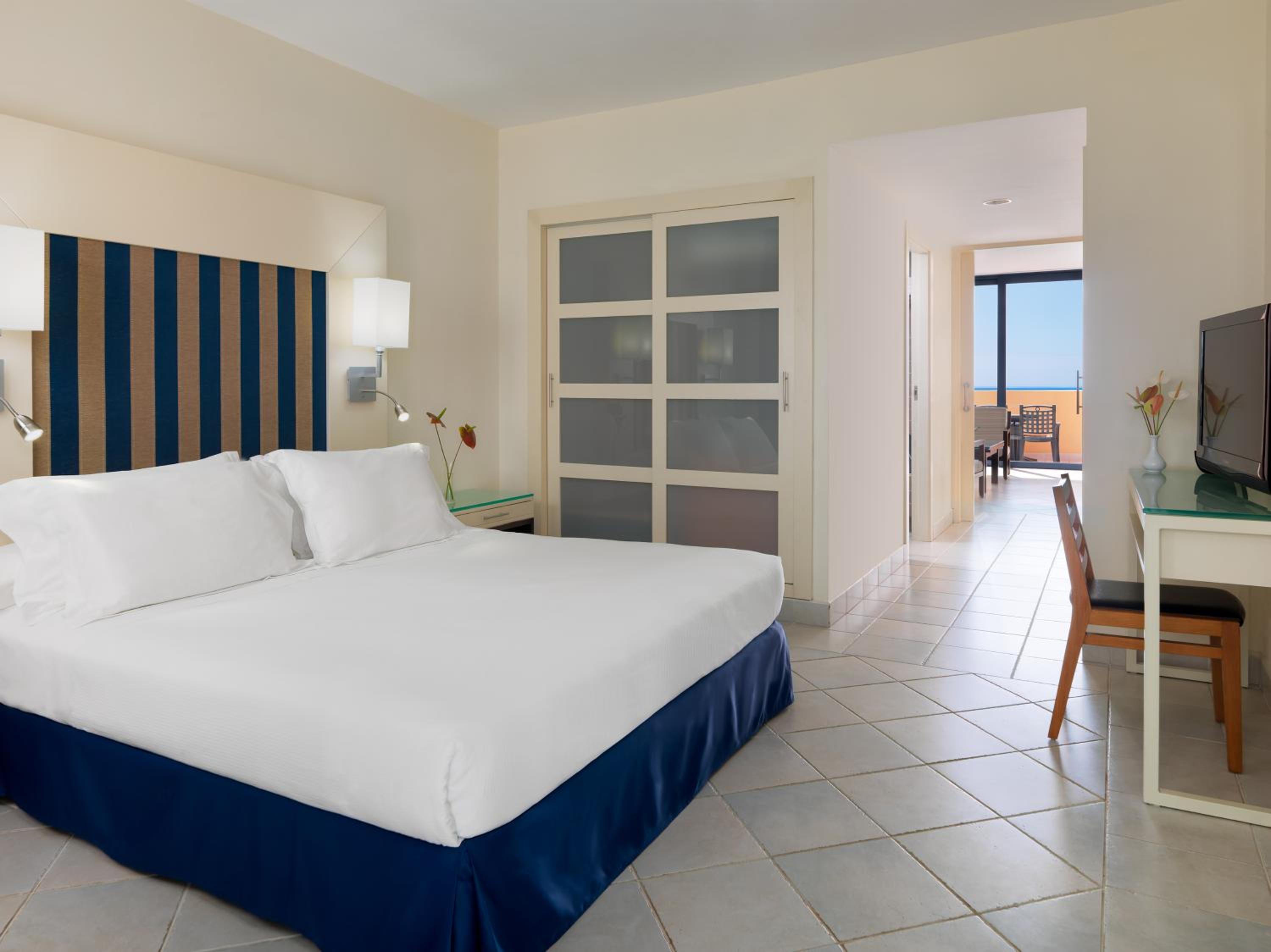 Suite Junior con Vista al Mar (3 Adultos + 1 Niño)