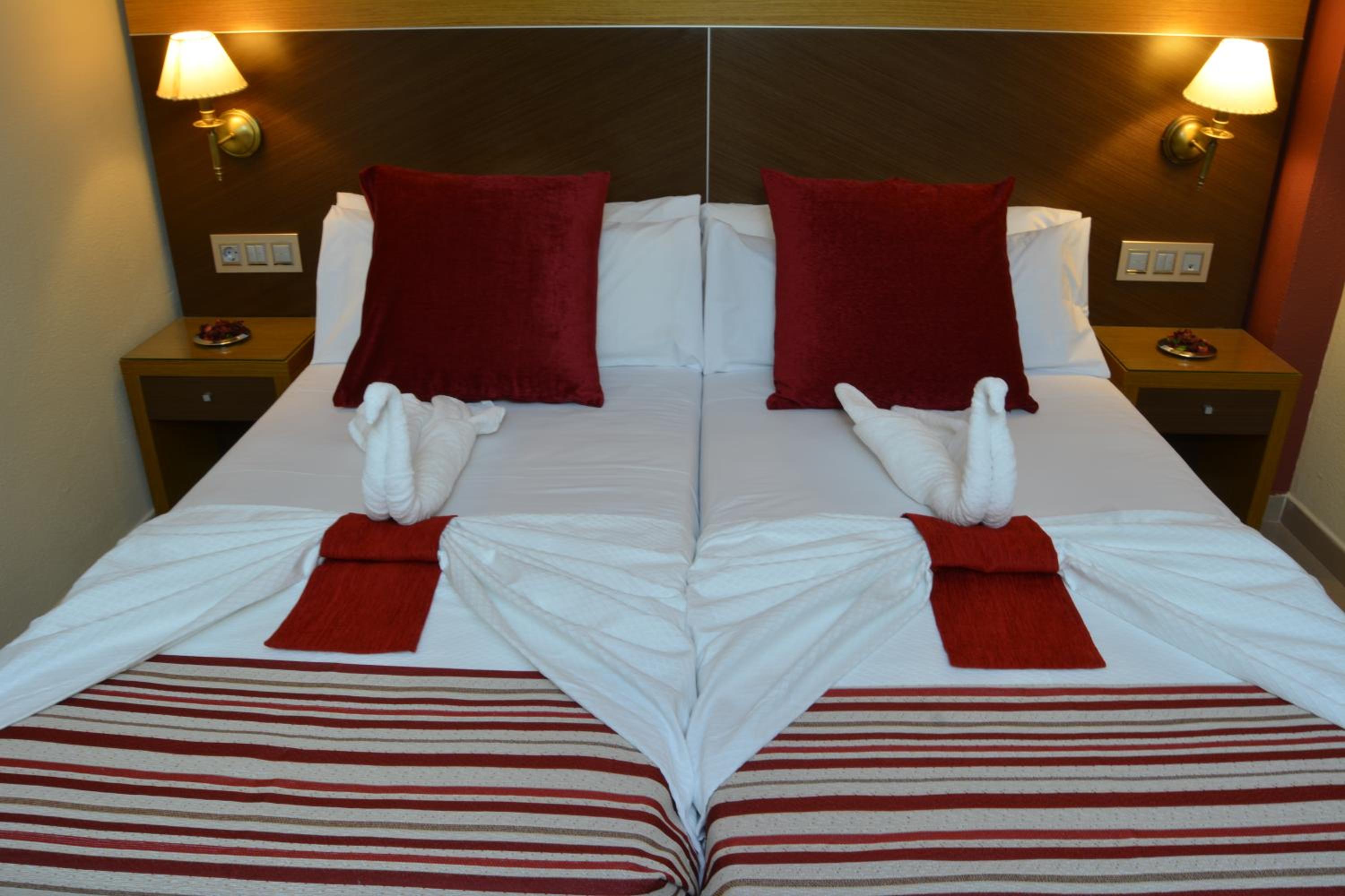 Standard Twin Room - Photo 3