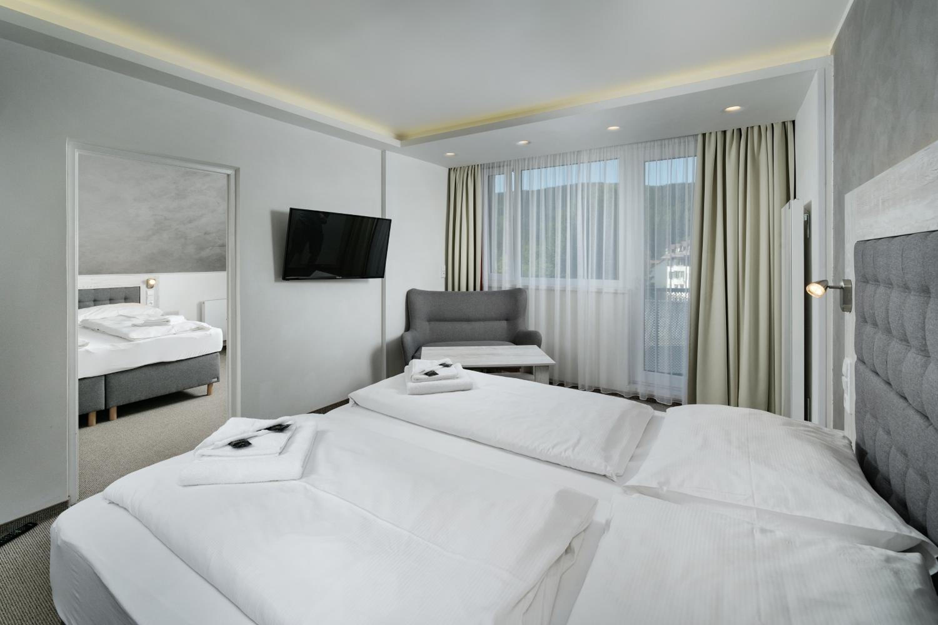 Comfort Suite with Balcony - Photo 4