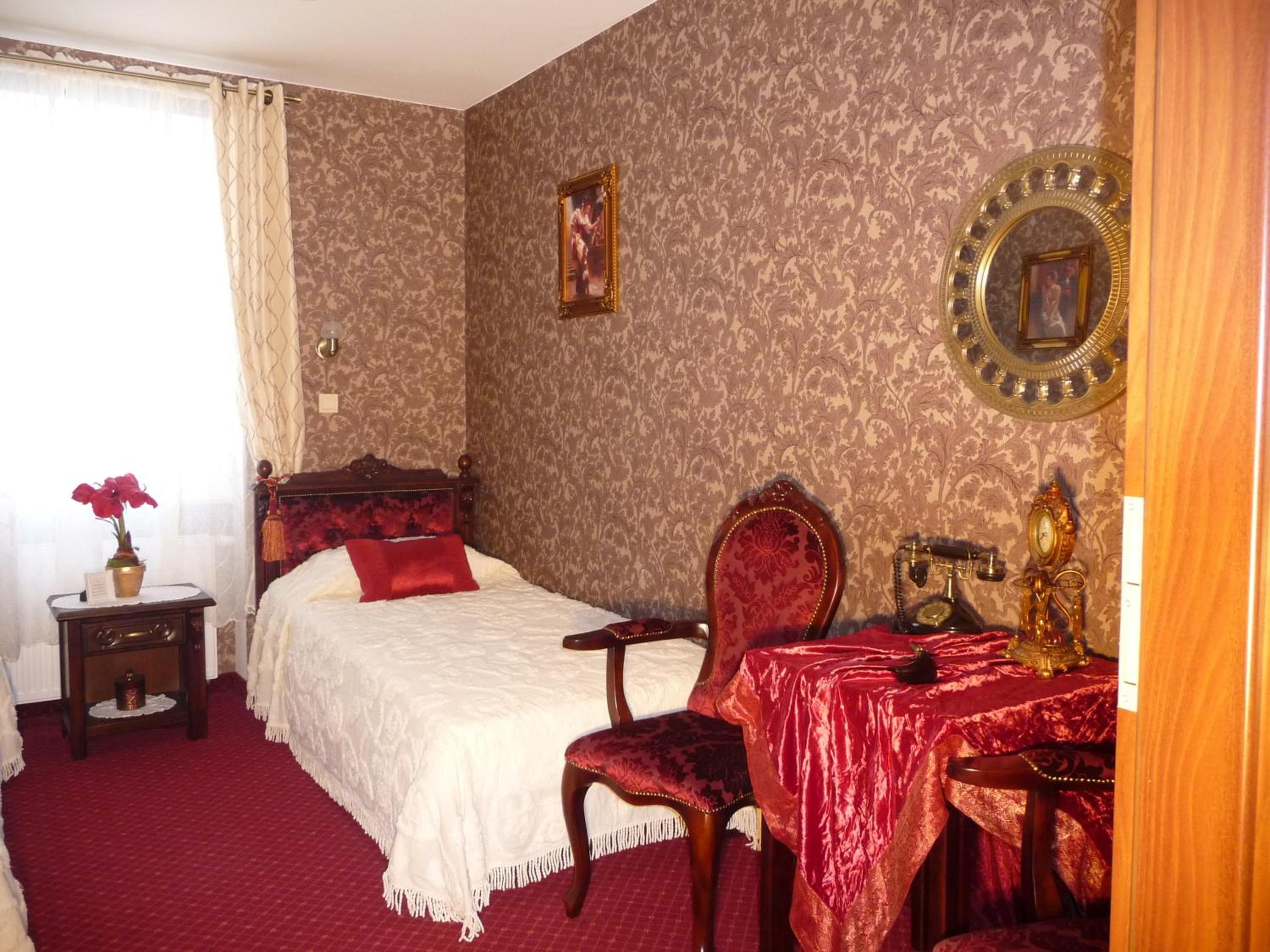 Twin Room - Photo 3