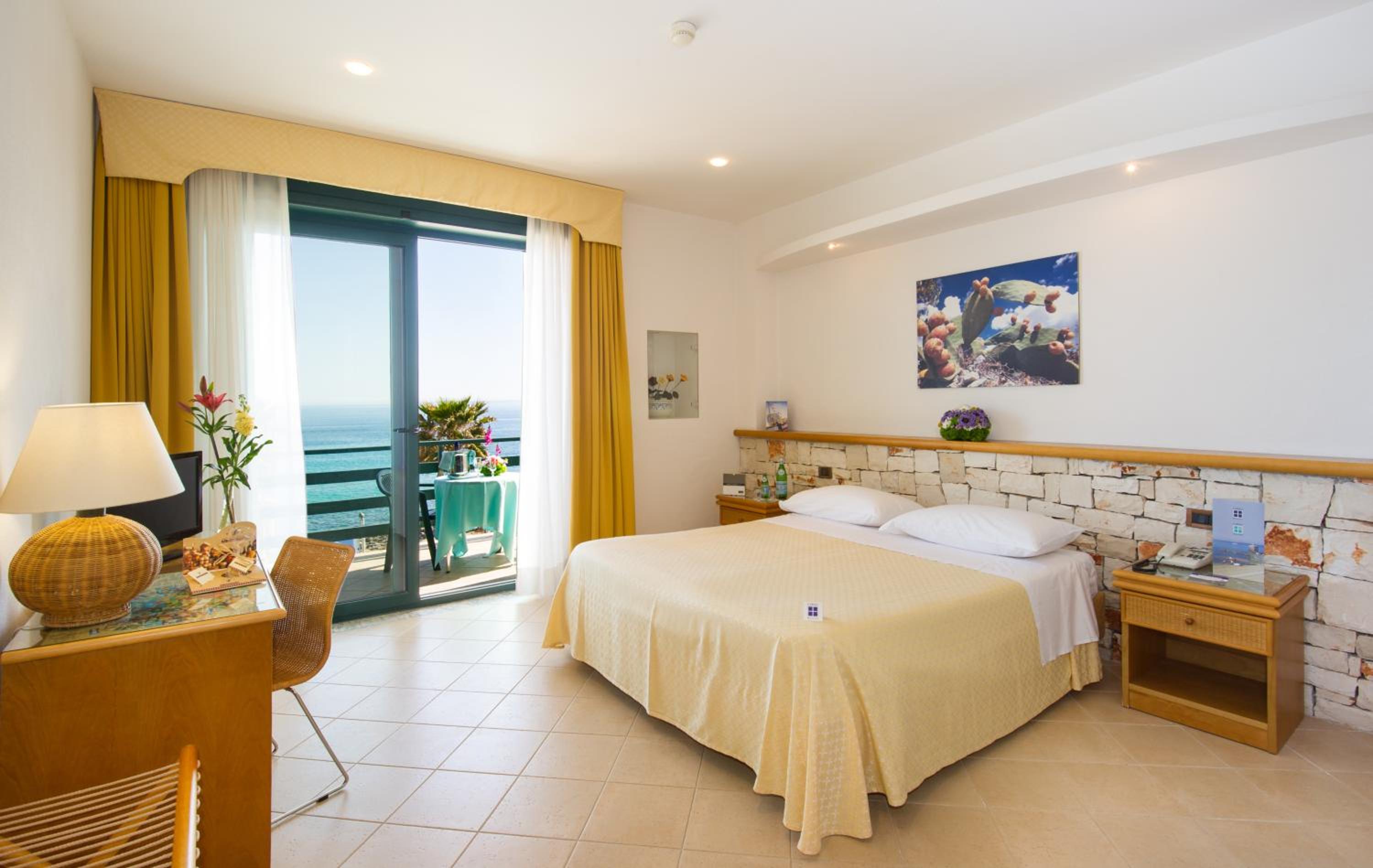 Double Room with Balcony and Sea View photo 3