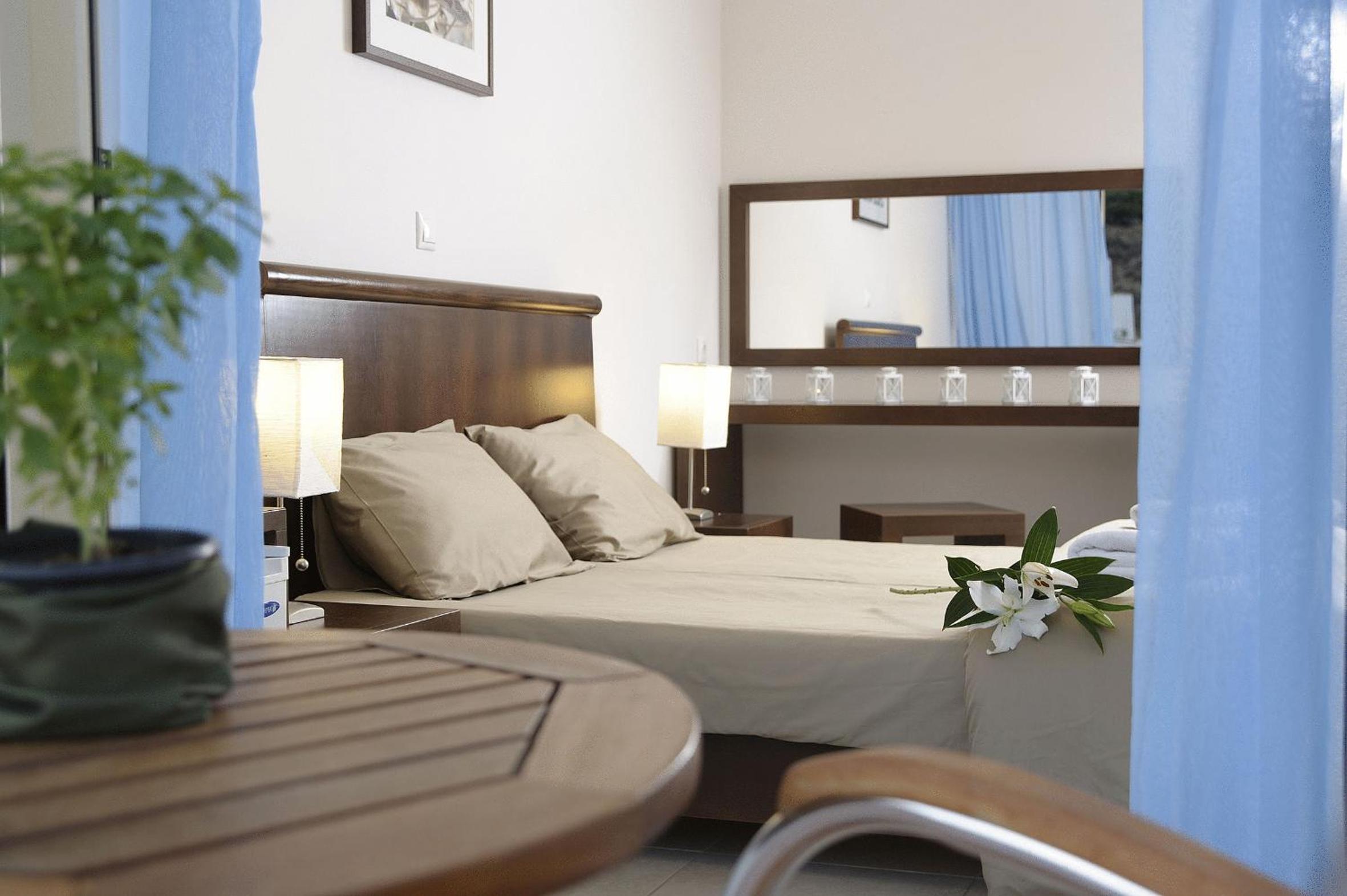Double or Twin Room with Pool View - Photo 1