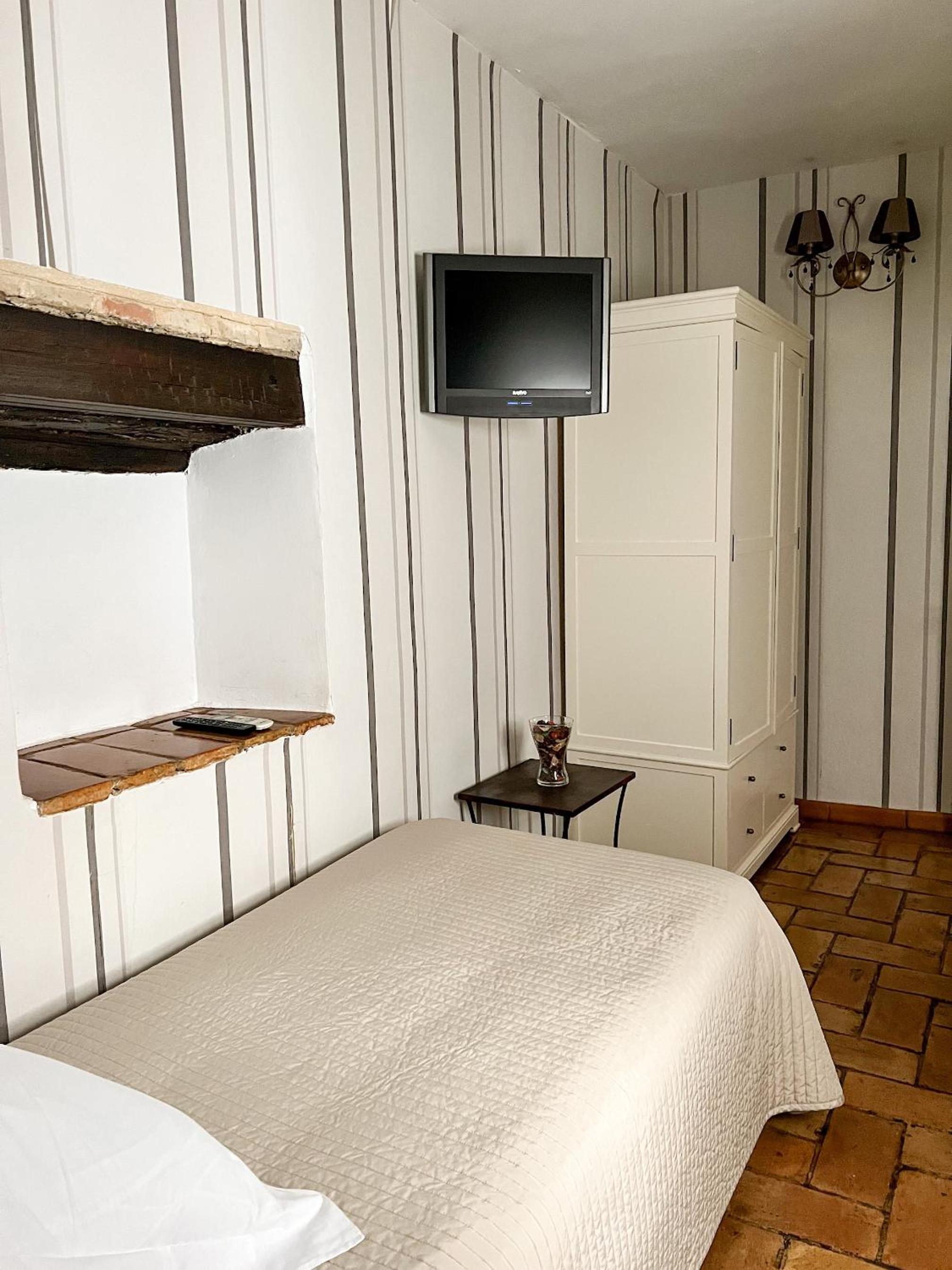 Standard Twin Room - Photo 5