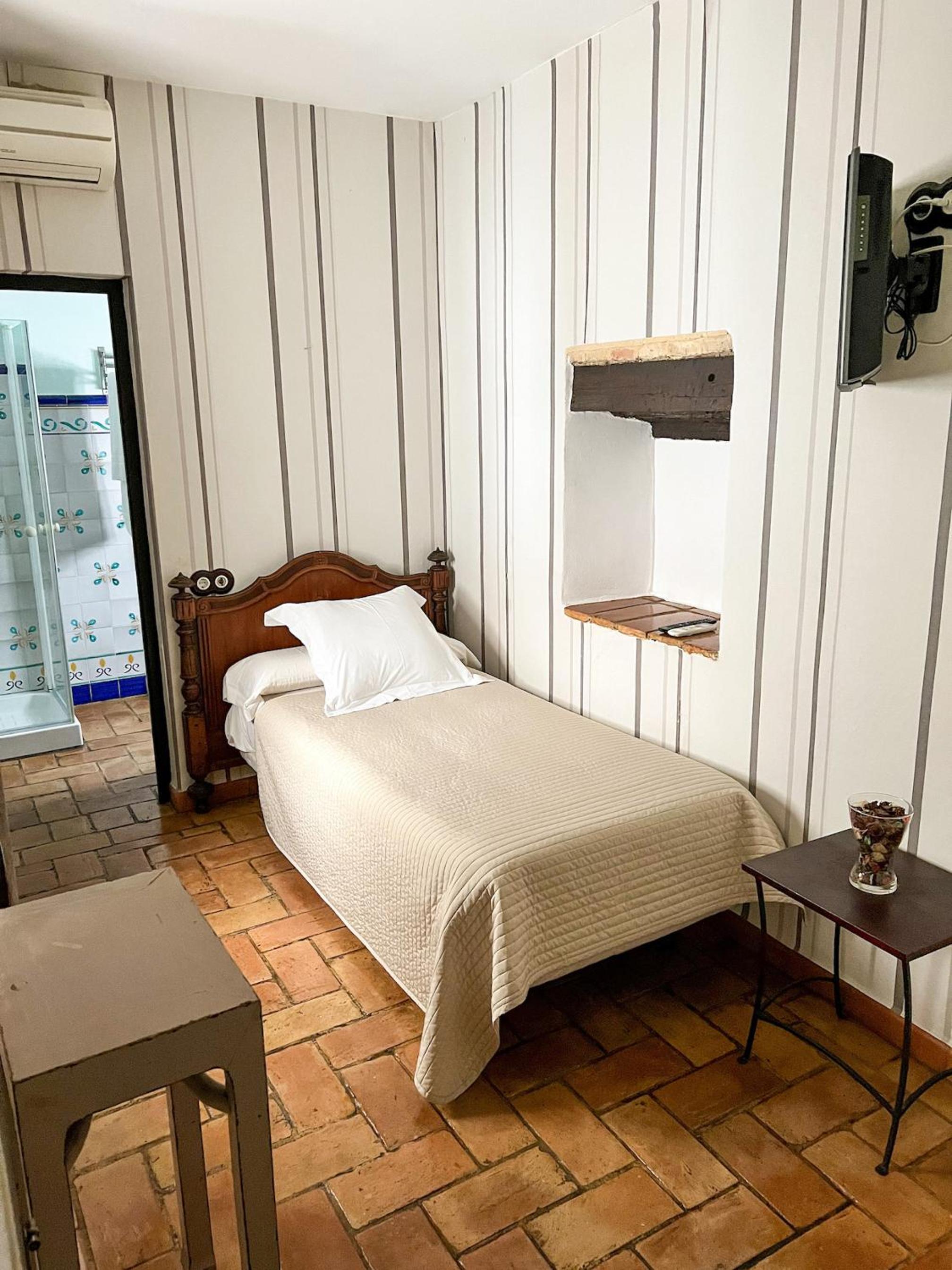 Standard Twin Room - Photo 6