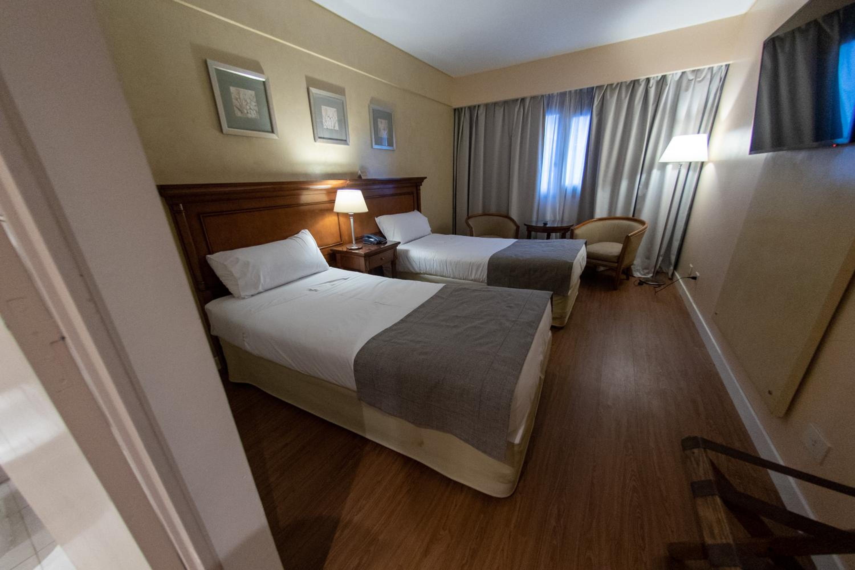 Standard Double Room thumbnail 6