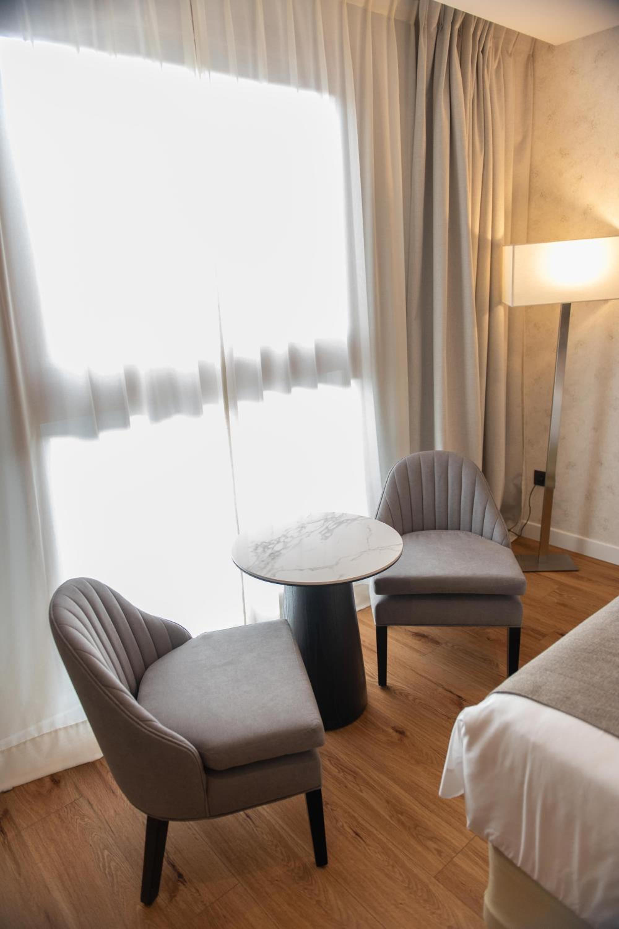 Superior Double Room thumbnail 5