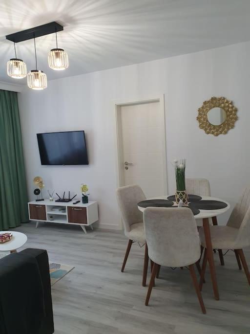 One-Bedroom Apartment - Photo 2